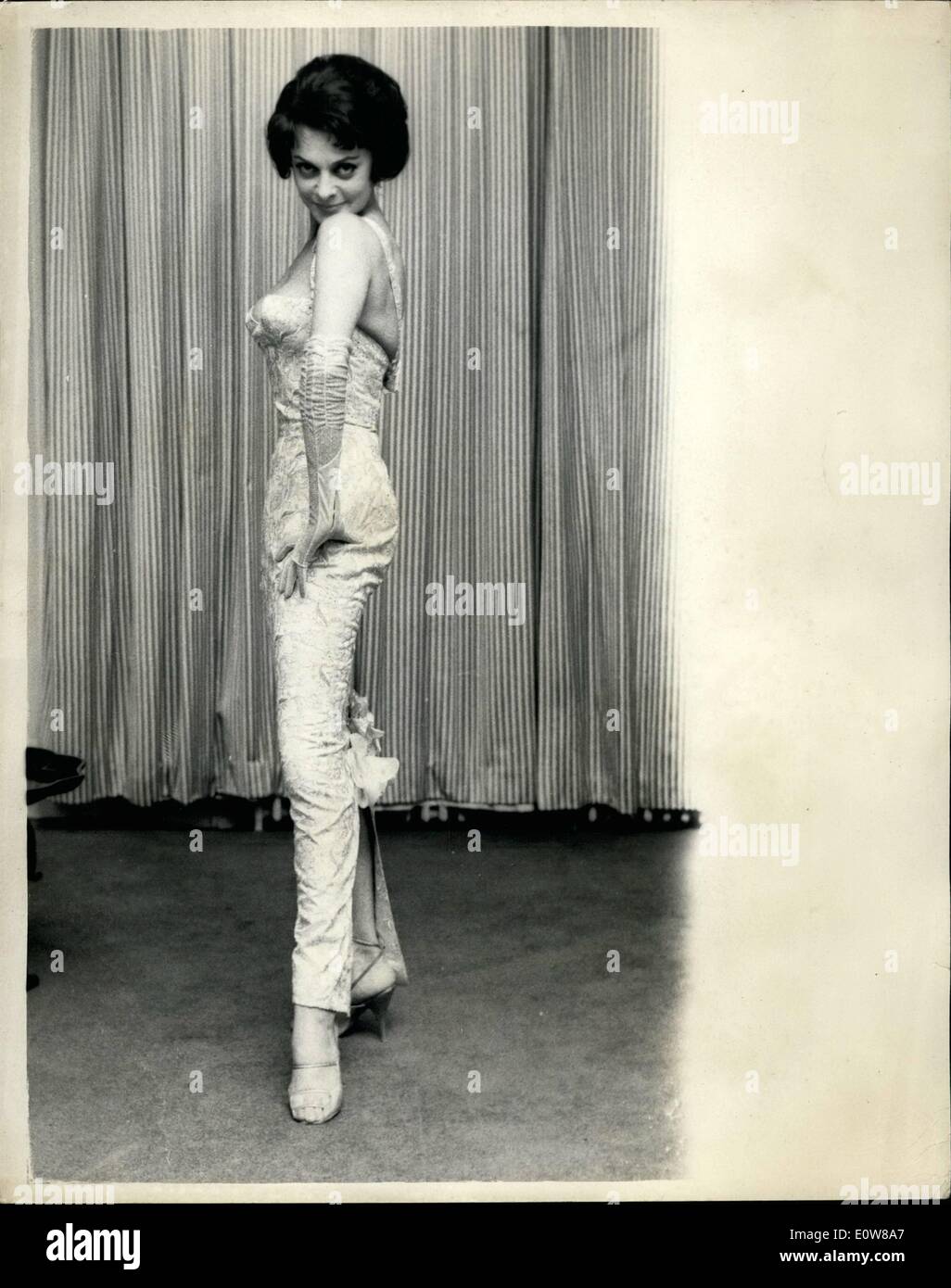 01 janv., 1962 - Maggy de Paris à Londres pour Cabaret Saison : d'être vu à l'Hôtel Savoy cet après-midi a été le chanteur français Maggy Sarragne - ici pour deux semaines l'Hôtel saison cabaret. Photo : étude de Maggy Sarragne - à l'hôtel cet après-midi. Banque D'Images