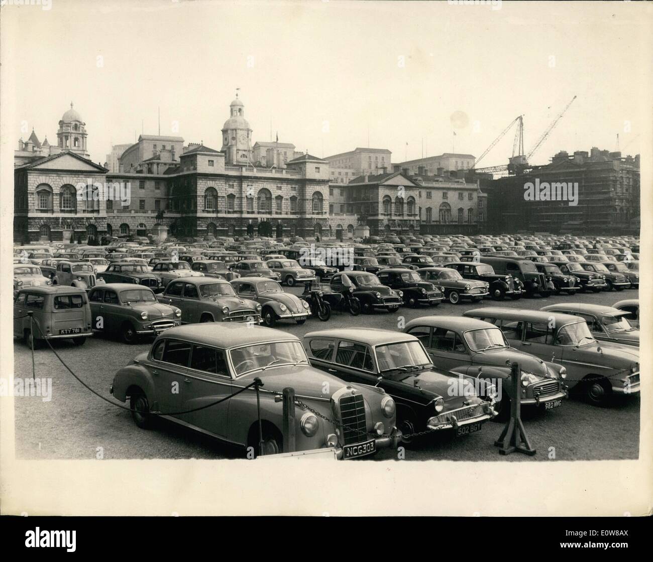 01 janvier 1962 - La Police Ascenseur Parking Restrictions que grève des transports apporte les conditions routières otique à Londres : La police a levé toutes les restrictions de stationnement à Londres aujourd'hui après une journée d'strikeby les travailleurs des transports ont causé beaucoup d'apporter leurs soins dans la ville. Le métro d'hommes sont en grève pour protester contre le traitement de leur demande de payer et de nombreux travailleurs et de l'autobus avait à conduire pour le travail et permettre ainsi de milliers de voitures en circulation de londres-centre congestionné. photo montre Banque D'Images