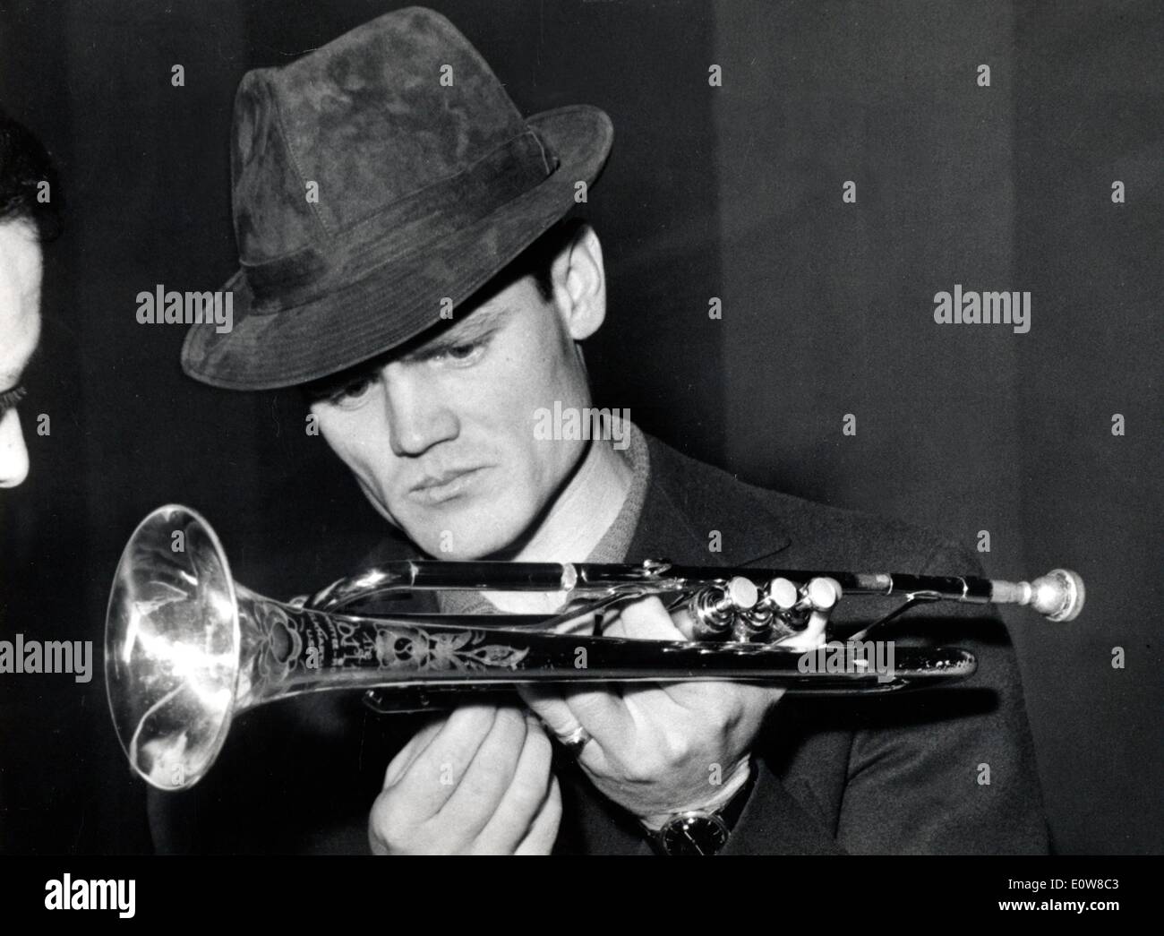 Le Prince de Cool Chet Baker examine sa trompette Photo Stock - Alamy