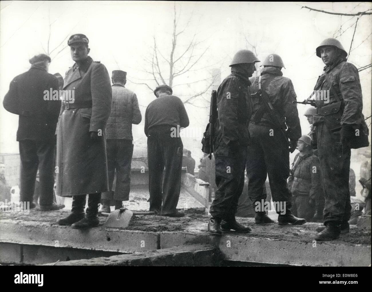 11 novembre 1961 - New welle,c blonk andsplinte ditohes à Berlin OPS : soldat du wvolksarmee''observant les travailleurs civils de Berlin-est qui doivent construire le nouveau mur de concert. en arrière-plan les travailleurs civils. Banque D'Images