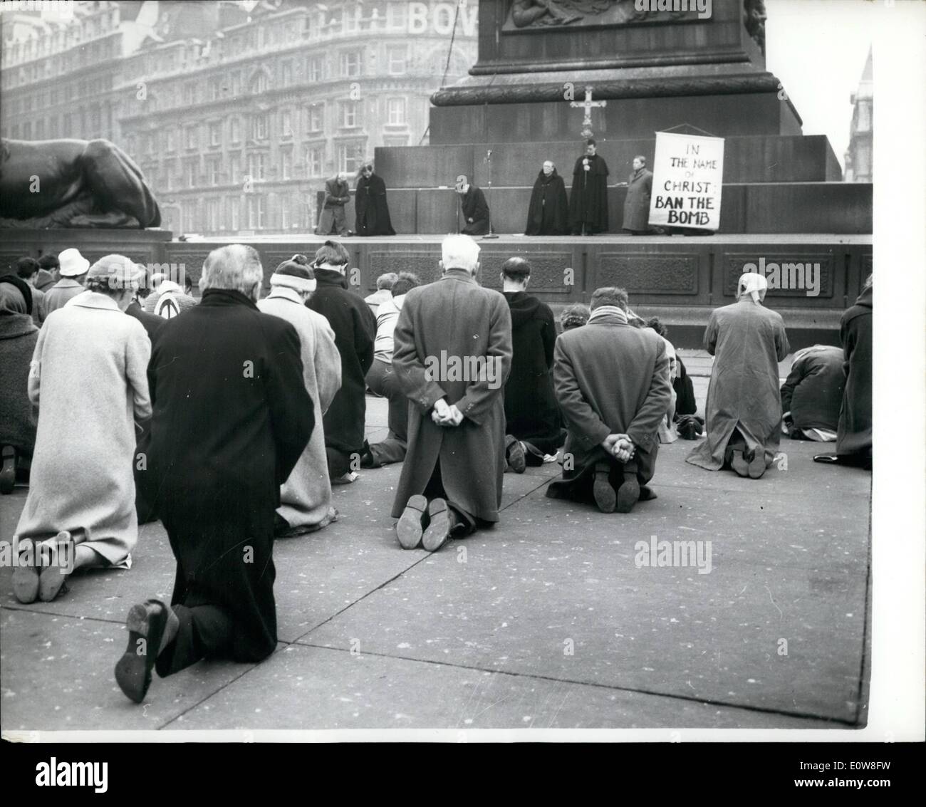11 novembre 1961 - Genoux'' Ban-la-bombe-manifestation : une nouvelle forme de Ban-la-bombe a poursuivi en protestation à Trafalgar Square hier. Les manifestants s'agenouilla dans une veillée de protestation silencieuse. La manifestation était dirigée par le Rév. Denis Shaw, une anglicane vicaire à Bethnal Green, Londres - à laquelle ont participé 200 partisans. Ils ont affiché une bannière ''au nom du Christ, Ben la bombe''. Plus tard, 30 des manifestants ont tenu une vigile silencieuse 19 heures sur les marches de Saint Martins dans-le-champs. La photo montre les manifestants Anti-bombe agenouiller dans Trafalgar Square hier. Banque D'Images