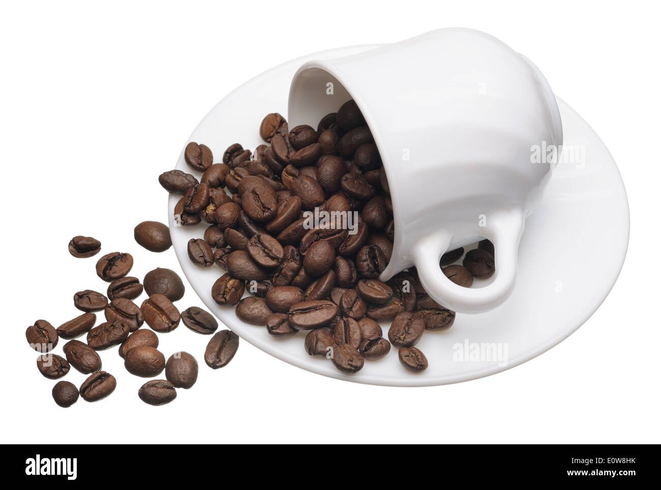Tasse blanche avec des grains de café sur un fond blanc, isolé Banque D'Images