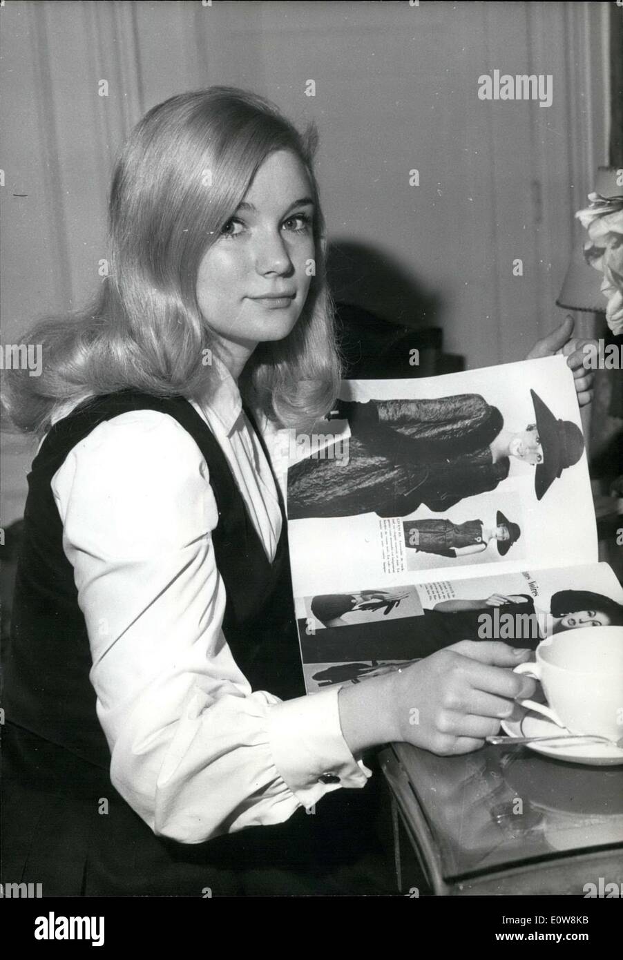 16 janvier 1962 - L'étoile de Minnelli's ''Les quatre cavaliers de l'Apocalypse, Yvette Mimieux'' arrive à Paris où elle assistera à la première mondiale du film. Ici elle est dans sa chambre d'hôtel en lisant un magazine de mode en mangeant le petit déjeuner. Banque D'Images