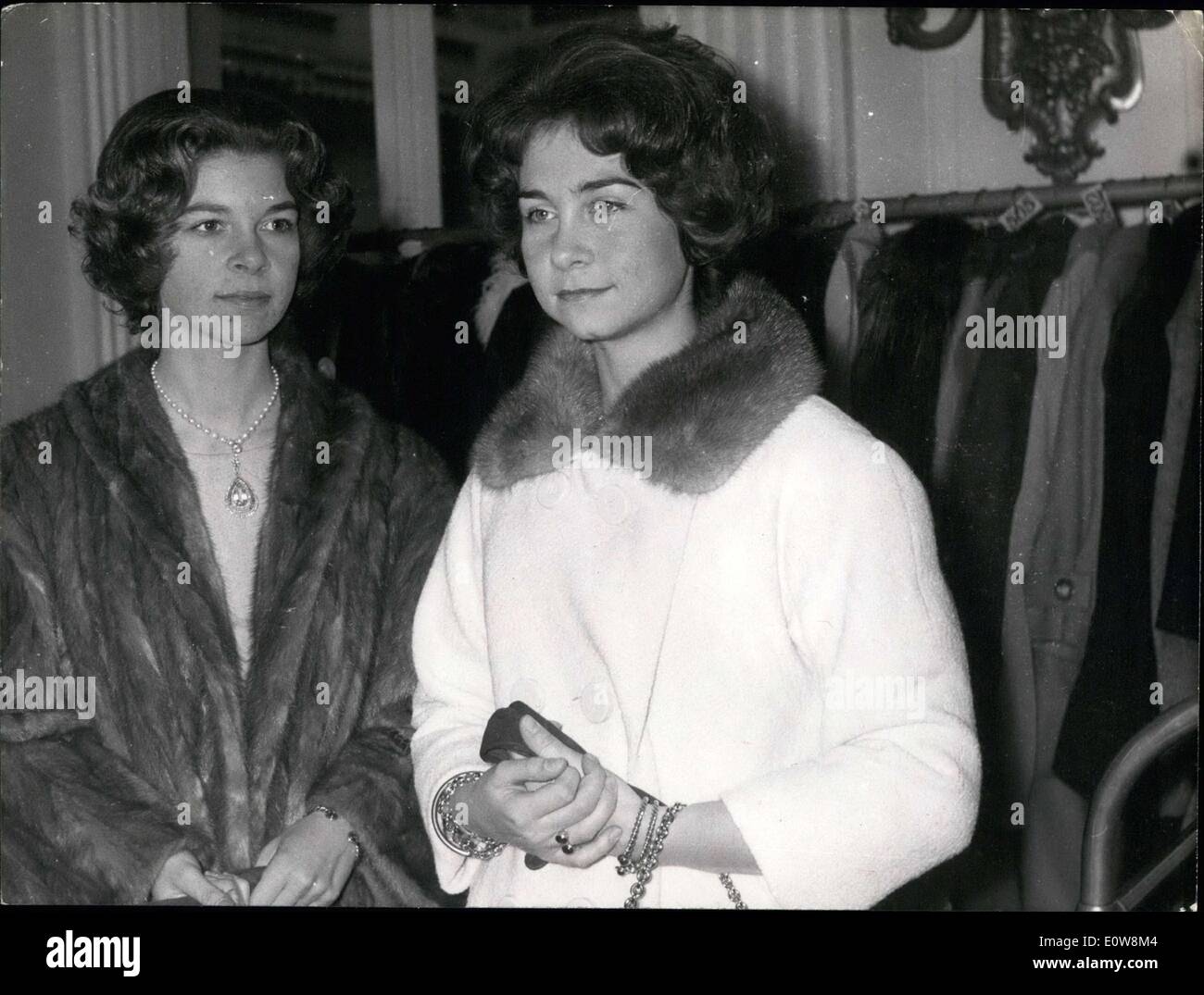 22 janvier 1962 - La Reine Frederika de Grèce, qui est arrivé hier à Paris, est allé(e) à Jean Desses fashion show avec ses filles Banque D'Images