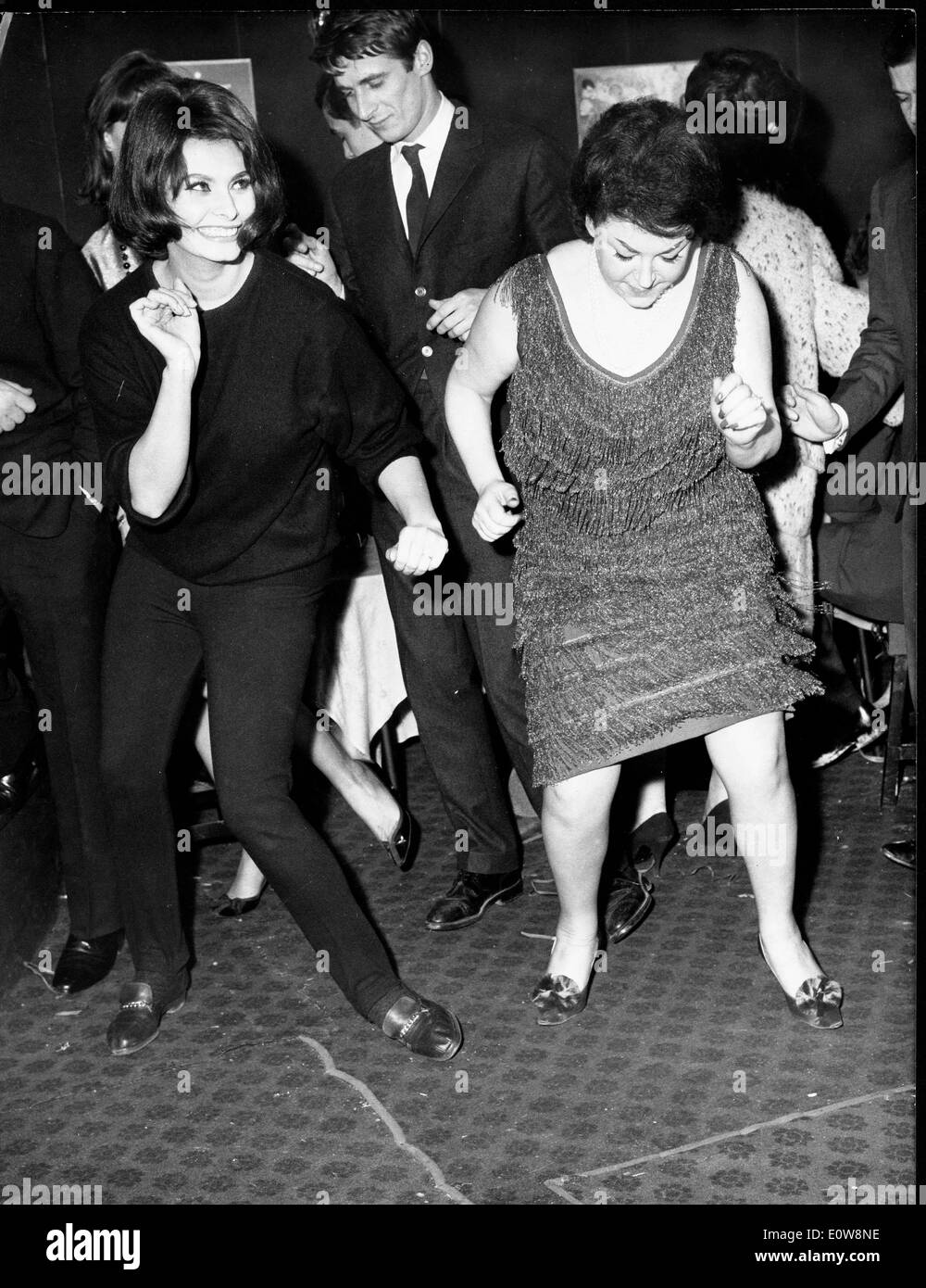 L'actrice Sophia Loren ne le twist à un film premiere partie Banque D'Images
