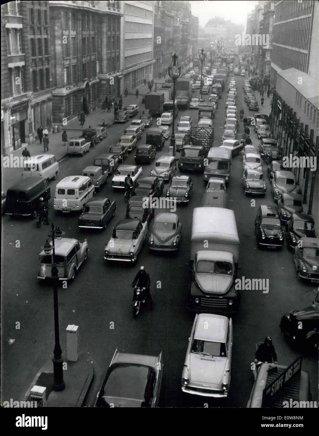 Le 29 janvier 1962 - les Londoniens face long voyage de retour avec peu de transport ? Les conditions étaient cet après-midi à Londres chaotique comme beaucoup se heurtent au problème de rentrer à la maison avec peu de transports publics disponibles en tant que travailleurs souterrains font la grève d'un jour et de nombreux arrêts de bus et les employés des chemins de fer sont également dans la sympathie. Photo montre : trafic lourd dans Farringdon street (vue de HOLBORN VIADUCT) cet après-midi que le rush de retour a commencé plus tôt que d'habitude. Keystone Banque D'Images
