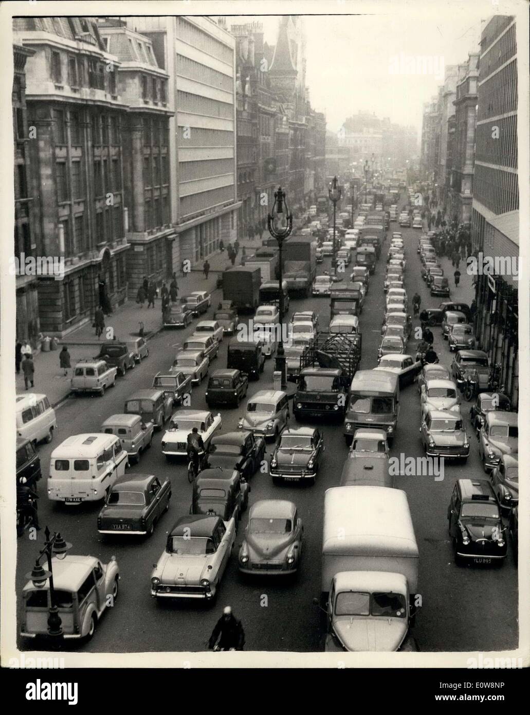 Le 29 janvier 1962 - les Londoniens Face long voyage de retour avec peu de Transport : Les conditions étaient cet après-midi à Londres chaotique comme beaucoup d'affronter le problème à la maison avec peu de transports publics disponibles en tant que travailleurs souterrains font la grève d'un jour et de nombreux arrêts de bus et les employés des chemins de fer sont également dans la sympathie. La photo montre le trafic lourd dans Farringdon Street (vue de HOLBORN VIADUCT) cet après-midi que le rush de retour a commencé plus tôt que d'habitude. Banque D'Images