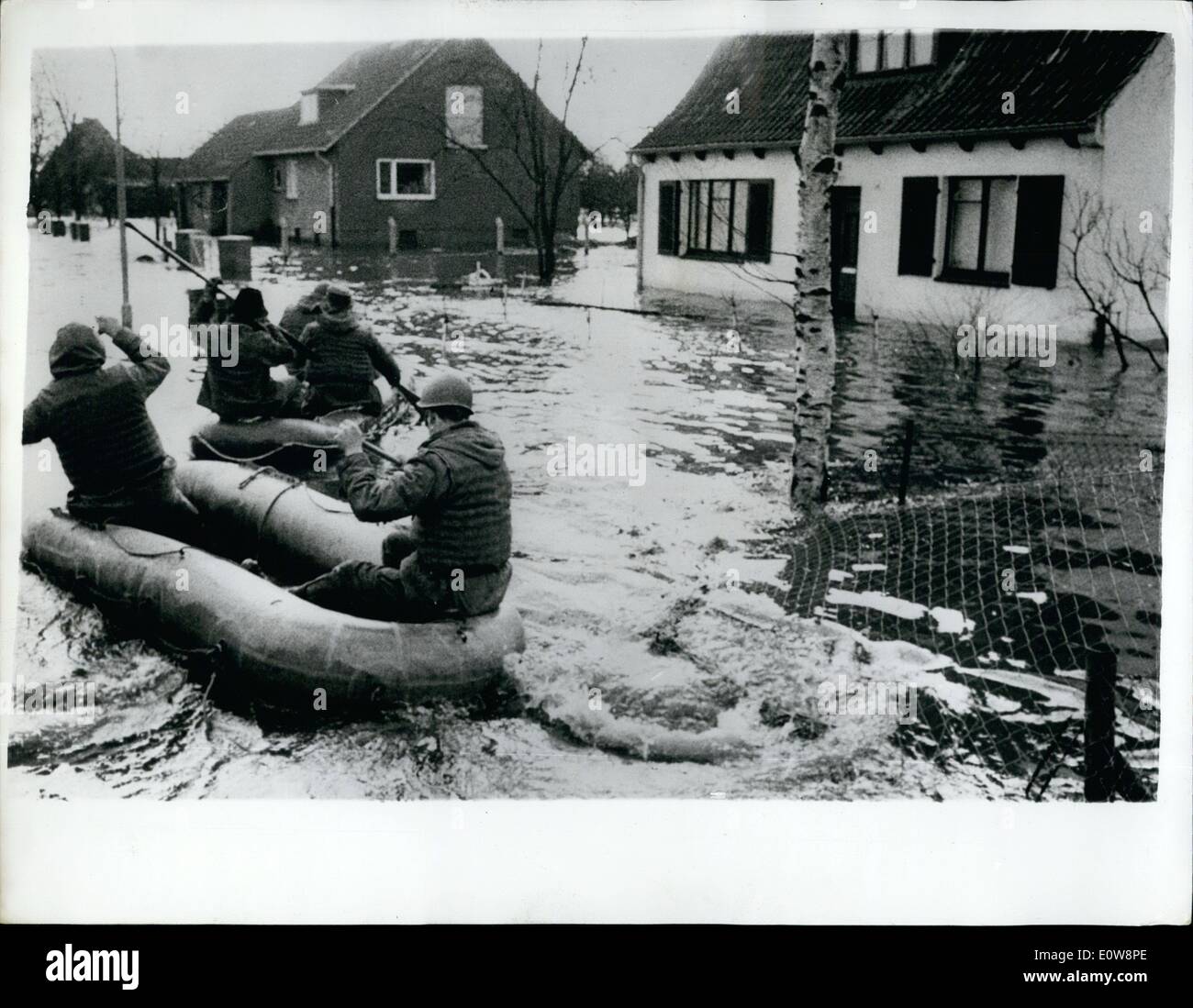 10 févr. 02, 1962 - Les troupes britanniques de l'aide dans les opérations de sauvetage -en plus grande catastrophe de l'histoire de l'Allemagne:L Six cents soldats britanniques sont parmi les milliers d'aides - avec des bateaux d'assaut - remorqueurs etc. sauver des milliers marooned par les pires inondations en Allemagne en mémoire. Ils se sont précipités en action samedi en fin de soirée des grandes marées dans l'estuaire de l'Elbe, entassés par l'ouragan - vent de la mer du Nord ont bondi dans Hambourg. Deux cent quarante six personnes sont inscrites comme disparues plus mort Banque D'Images