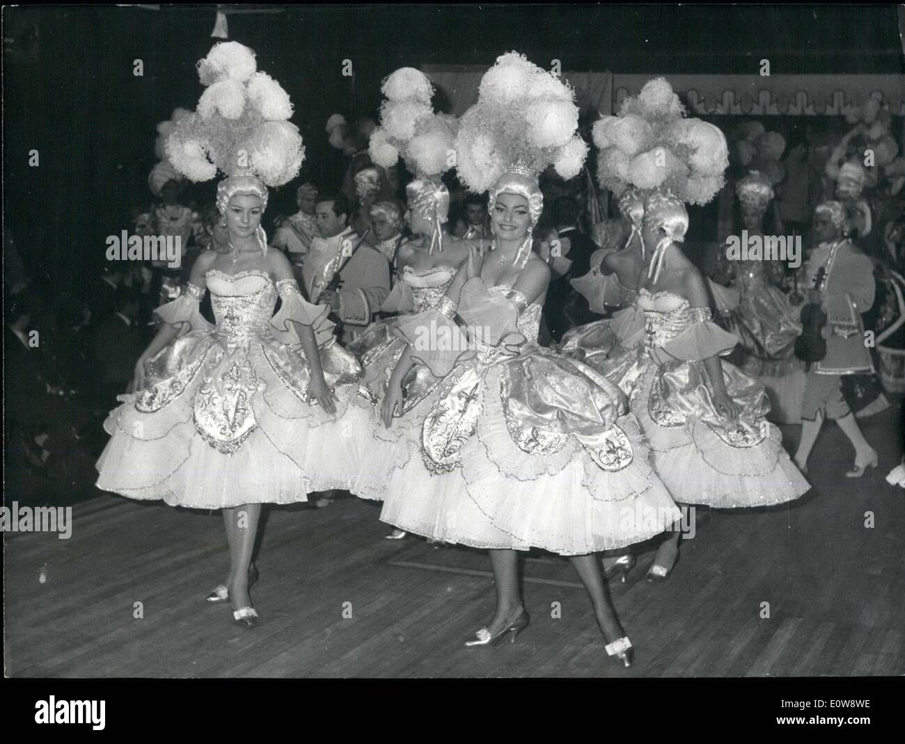 Le 12 décembre 1961 - Paris Lido célèbre night club étapes nouveau  spectacle : Le ''Lido'', l'un des plus célèbres boîtes de nuit a ouvert  avec un nouveau spectacle : les filles