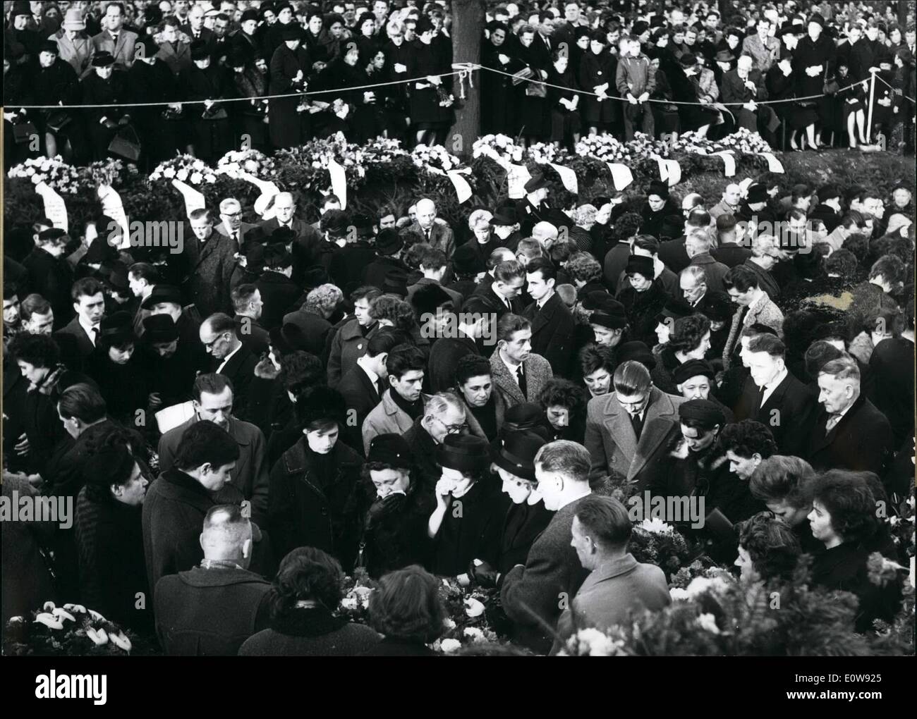 10 févr. 02, 1962 - L'enfouissement des victimes des explosions des mines de La Sarre : 287 mineurs qui ont été tués mercredi dernier ba une explosion dans la mine de charbon près de Luisenthal Völklingen, Allemagne, ont été enterrés aujourd'hui sur les cimetières de leurs villes d'origine. Leurs parents et amis leur ont donné la dernière escorte. Des scènes d'émotions profondes ont été observées lors de l'enterrement dans. Photo montre à partir de l'enterrement de 25 des victimes sur le cimetière de Altenkessel près de Sarrebruck. Banque D'Images 10 févr. 02, 1962 - L'enfouissement des victimes des explosions des mines de La Sarre : 287 mineurs qui ont été tués mercredi dernier ba une explosion dans la mine de charbon près de Luisenthal Völklingen, Allemagne, ont été enterrés aujourd'hui sur les cimetières de leurs villes d'origine. Leurs parents et amis leur ont donné la dernière escorte. Des scènes d'émotions profondes ont été observées lors de l'enterrement dans. Photo montre à partir de l'enterrement de 25 des victimes sur le cimetière de Altenkessel près de Sarrebruck. Banque D'Images