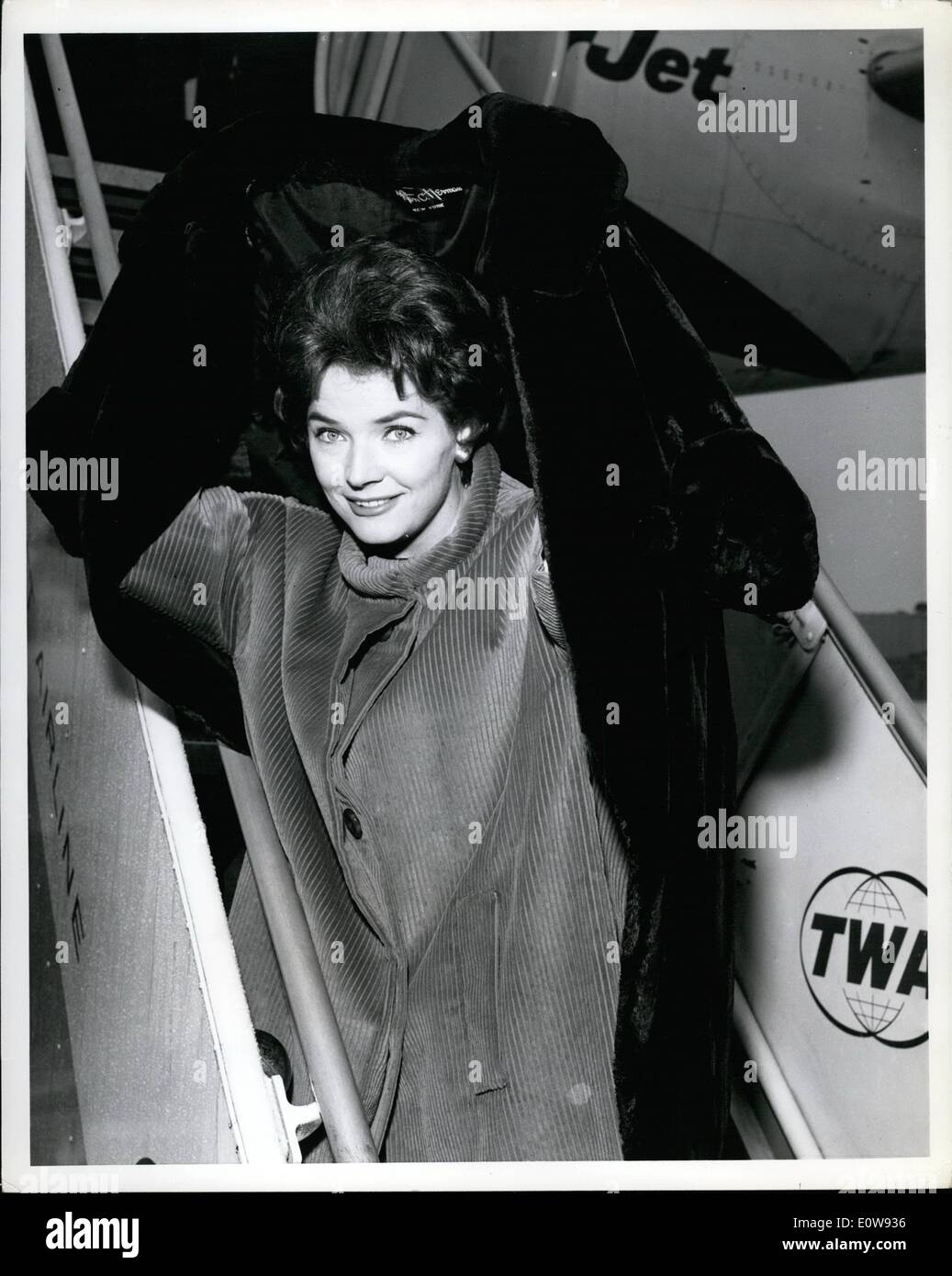 10 févr. 02, 1962 - L'Aéroport International de New York : l'actrice Polly Bergan est illustré à propos de monter à bord d'un Superjet TWA pour Los Angeles, qui est un bien bel endroit pour travailler ces jours, surtout avec l'hiver d'essayer d'avoir certains de ses énormes boules dans New York. Banque D'Images