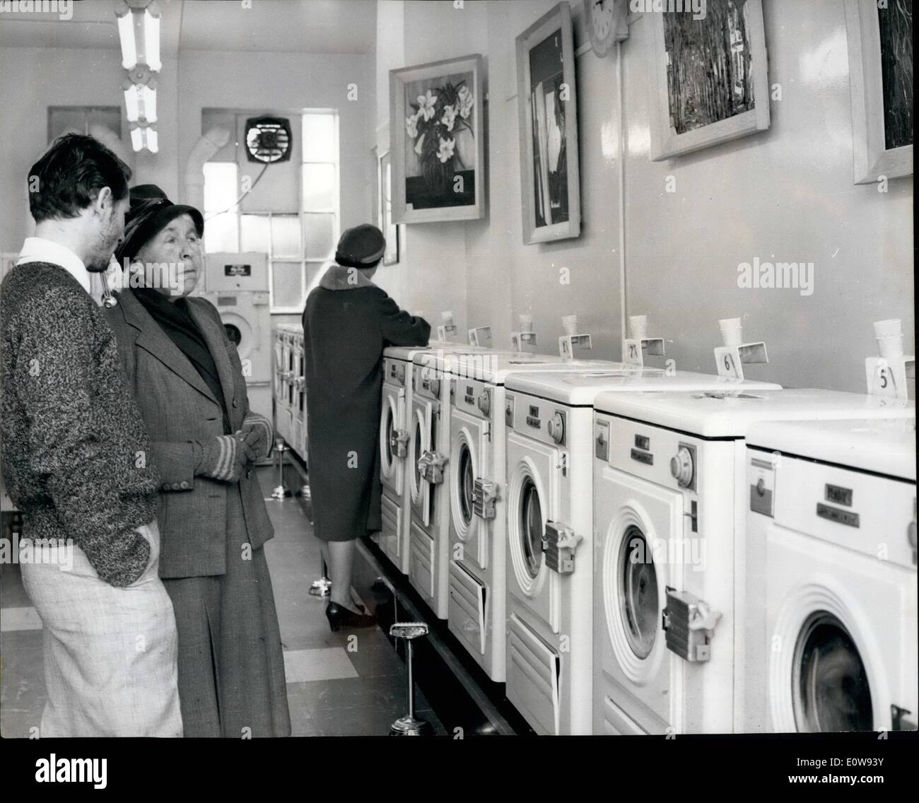 Le 12 décembre 1961 - toiles accrochées dans la laverie : un art gallery a été récemment ouvert dans High Street, Barnet, près de Londres. Les peintures de Michael Osterwell sont accrochés sur les lave-linge dans une laverie. Il assure les exposants que leur travail attire l'oeil public. Photo : une vue de l'association art gallery et laverie. Banque D'Images