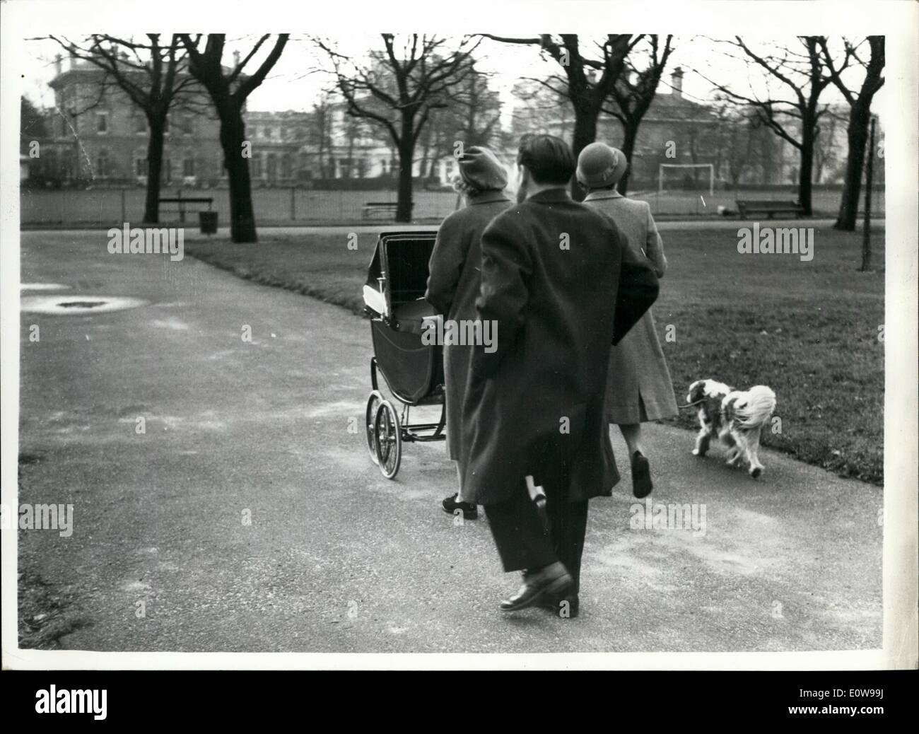 10 févr. 02, 1962 - La princesse Margaret's Baby dans Hyde Park Cet après-midi : Le vicomte Linley, Princess Margaret's baby, qui est maintenant l'âge de trois mois, est maintenant prise au quotidien dans son landau par sa nourrice dans Hyde Park. Le landau est une très ancienne et remonte à 1928. Photo montre. L'été Bonne d'pousse le landau. Avec elle est un autre opérateur et un garde dans Hyde Park cet après-midi. Banque D'Images