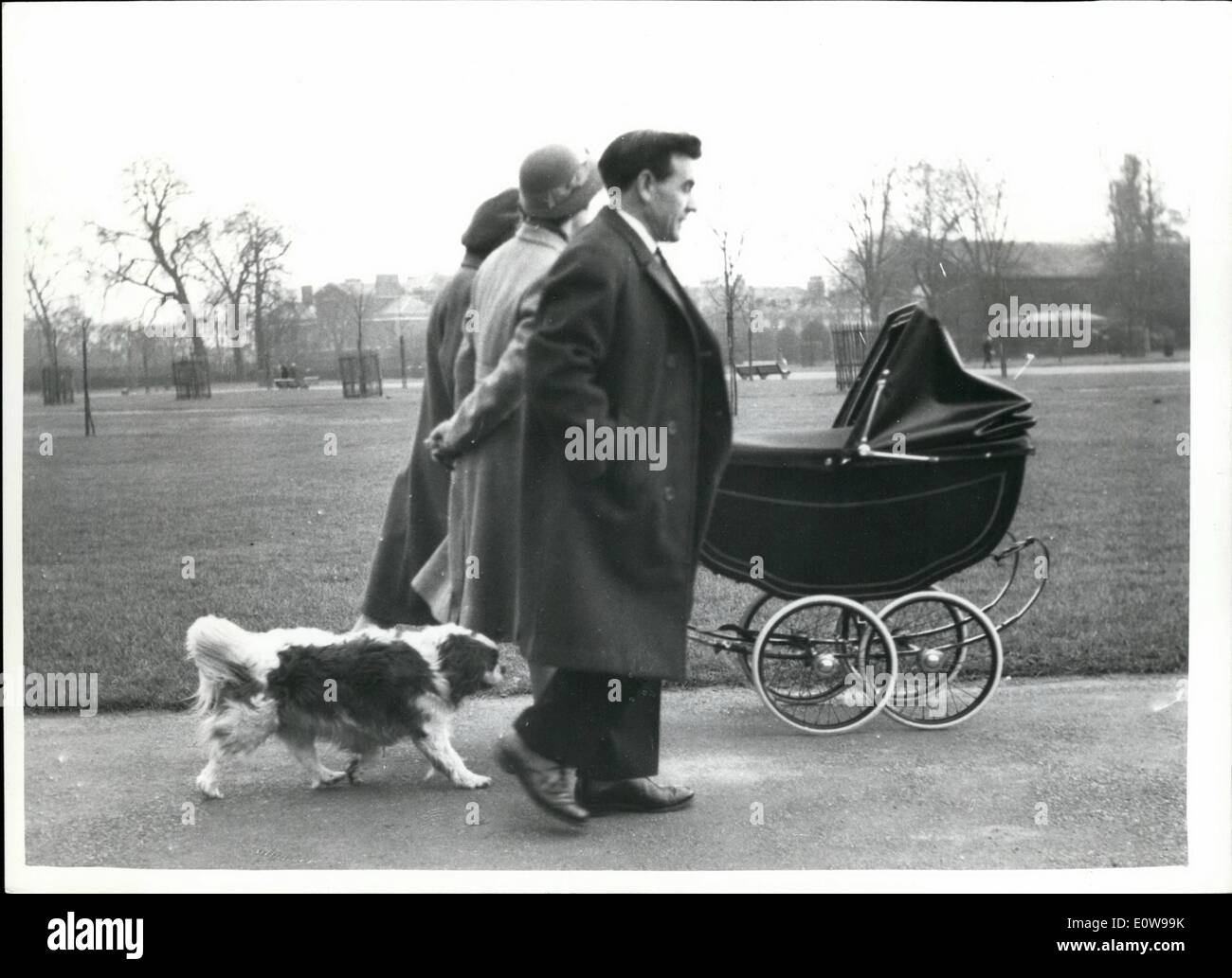 10 févr. 02, 1962 - La princesse Margaret's Baby dans Hyde Park Cet après-midi : Le vicomte Linley, Princess Margaret's baby, qui est maintenant l'âge de trois mois, est maintenant prise au quotidien dans son landau par sa nourrice dans Hyde Park. Le landau est une très ancienne et remonte à 1928. Photo montre.Le vicomte Linley prises dans Hyde Park cet après-midi. poussant le landau est bonne d'été. Avec elle est un autre opérateur et un garde. Banque D'Images