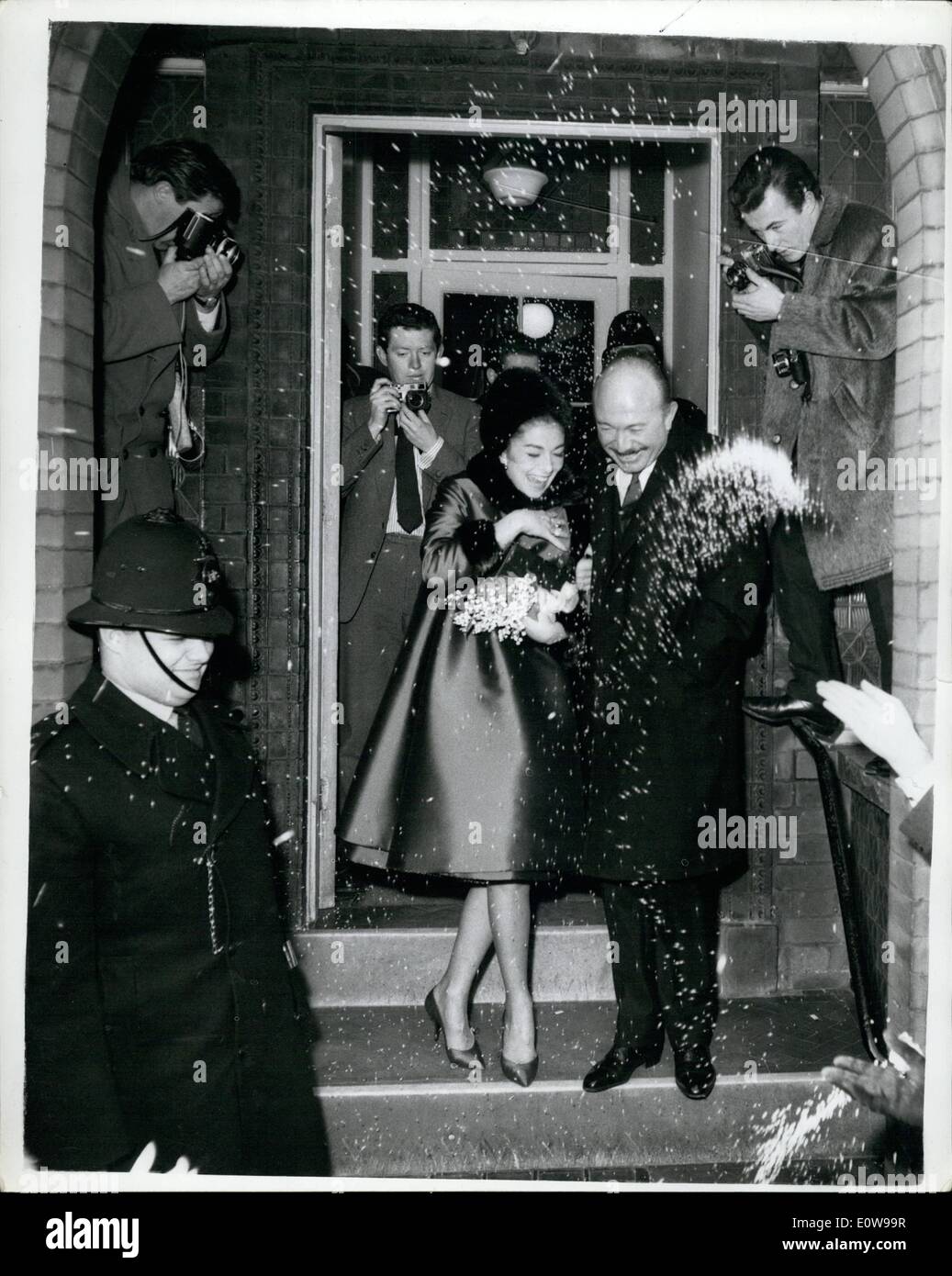 10 févr. 02, 1962 - Pier Angeli épouse compositeur de jazz à Londres aujourd'hui : l'actrice Pier Angeli, 29 ce matin, compositeur de jazz italien mariés Armando Trovajoli, 45, à l'office de registre de Kensington. La photo montre le couple de canard à éviter les confettis qu'il quitte le registre de la glace après leur mariage aujourd'hui. Banque D'Images