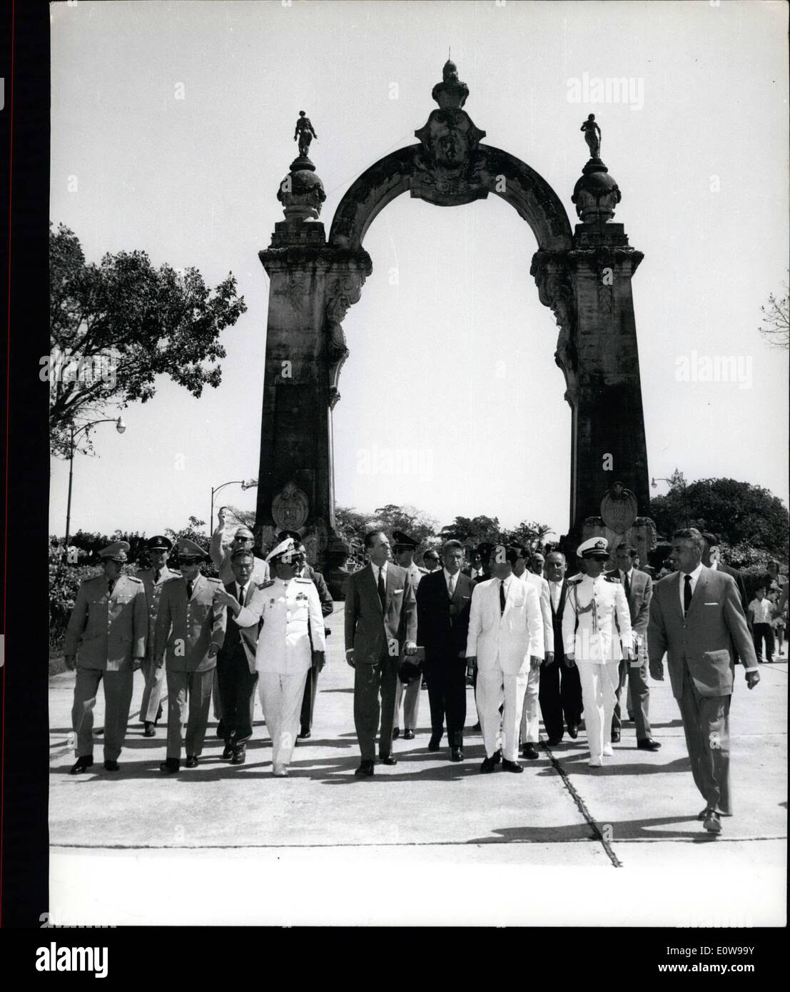 10 févr. 02, 1962 - visites du duc d'Édimbourg monument Carabobo-Nr. Caracas : Photo montre. Le duc d'Édimbourg lors de sa visite à la monument de Carabobo (80 km de Caracas) durant son tour. vénézuélien Il a vu le lieu de la célèbre bataille au cours de laquelle les volontaires britanniques se sont battus contre l'Espagnol-avec-Bolivar et a obtenu son indépendance. Banque D'Images