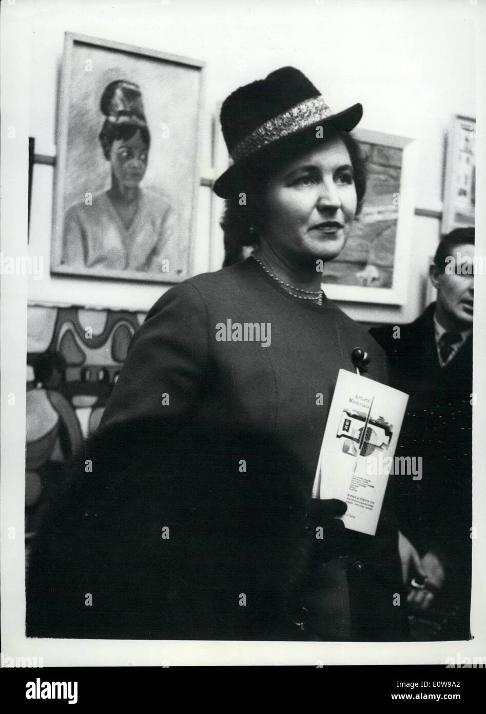 10 févr. 02, 1962 - Maire de la ville de Londres s'ouvre l'exposition d'Art Lord Maire de Londres, Sir Frederick Hoare, a ouvert la ville de London Art Exposition à la Guildhall Art Gallery. Photo montre :- Close-up de la Dame Maire, Dame Hoare, lors de l'exposition. Elle porte un chapeau à Homburg noir argent et or metal band. Banque D'Images