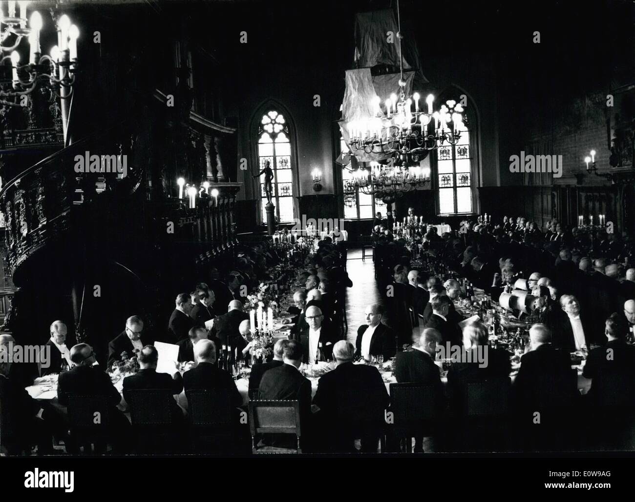 02 février 1962 - le ''Bremer Scheffermahlzeit 1952''. Le banquet traditionnel des Capétiens et des marchands, a été célébré dans la mairie de Brême pour la 418e fois. Parmi les invités, il y avait le ministre allemand des Finances, M. Stroke (ministre allemand des Finances, M. Stared), le bourgmestre berlinois willy Beads (Berlin burgomaster willy marque) et le représentant spécial des États-Unis pour Westminster, le général Clay (représentant spécial des États-Unis pour le temps   argile générale). Chaque invité ne peut prendre ce célèbre banquet qu'une fois dans sa vie, à l'exception du bourgmestre de Brême M. Banque D'Images