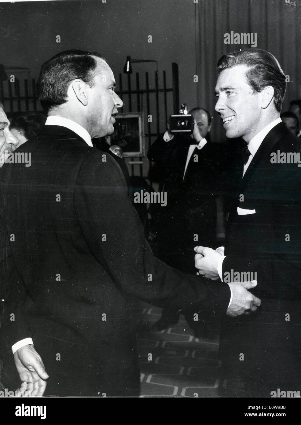 Frank Sinatra et Lord Snowdon à la maison pour les enfants aveugles Banque D'Images