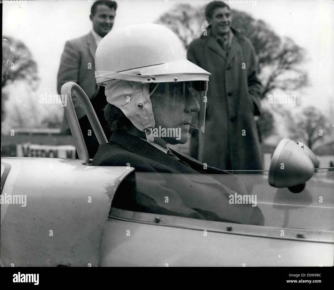 10 févr. 06, 1962 - Paul Getty, voiture de course disques durs : Paul Getty, âgés de 70 ans, l'huile, aujourd'hui millionnaire a conduit un 140-mph Lotus Junior Firmule Banque D'Images