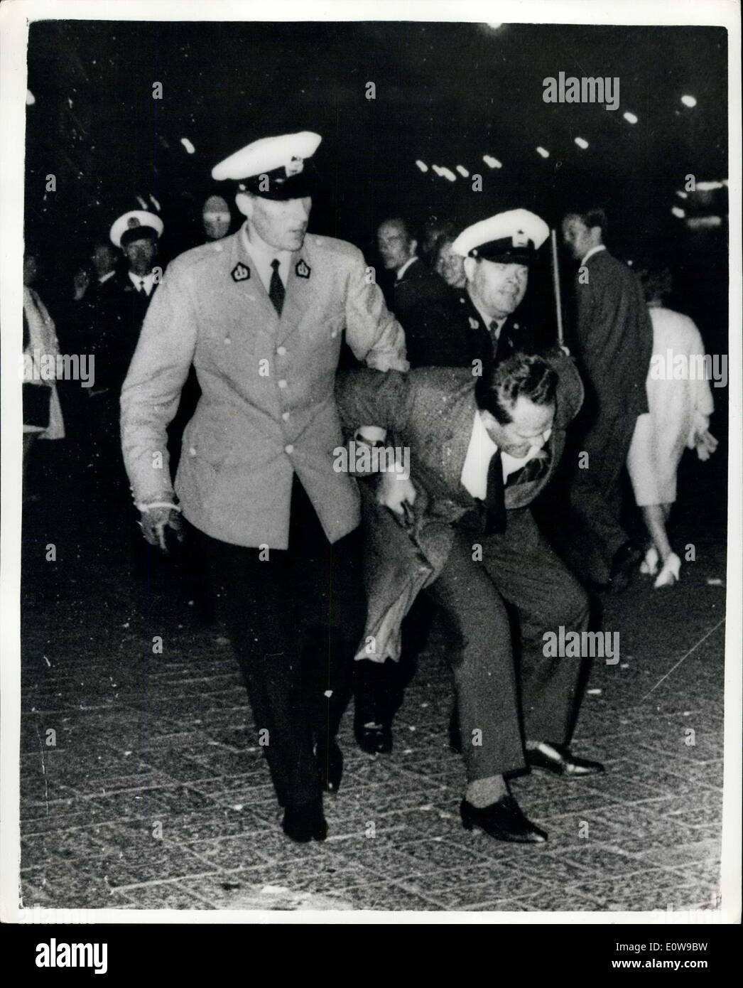 10 févr. 08, 1962 - Riot Finlandais sur rouge Festival jeunes : 2 000 jeunes finlandais a démontré à Helsinki il contre-communiste parrainé mot festival jeunes, tandis que beaucoup ont été arrêtés. Des milliers de délégués participent, dont 100 de la Grande-Bretagne, qui font fi de l'avis du Gouvernement britannique de ne pas y être associé. Les groupes les plus importants viennent de Russie, l'Allemagne de l'Italie. Photo montre deux policiers arrêter un manifestant. Banque D'Images