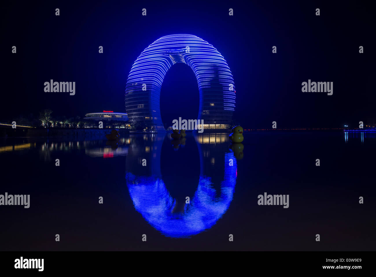 Sheraton Hot Spring Resort, dans la nuit avec un éclairage bleu, lumière, Hangzhou, Zhejiang, Chine Banque D'Images