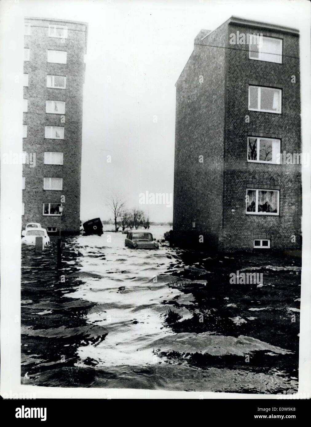 10 févr. 19, 1962 - Les troupes britanniques de l'aide dans les opérations de sauvetage dans les pires inondations de l'histoire de l'Allemagne ; Six cents soldats britanniques sont parmi les milliers d'aides avec des bateaux d'assaut remorqueurs etc. sauver des milliers marooned par les pires inondations en allemand mémoire vivante. Ils se sont précipités dans l'action lase le samedi après la marée haute sur l'Elbe, Eatuary entassés par vents de force ouragan de la mer du Nord ont bondi dans Hambourg. Deux cent quarante six personnes sont inscrites comme morts ou manquants Banque D'Images
