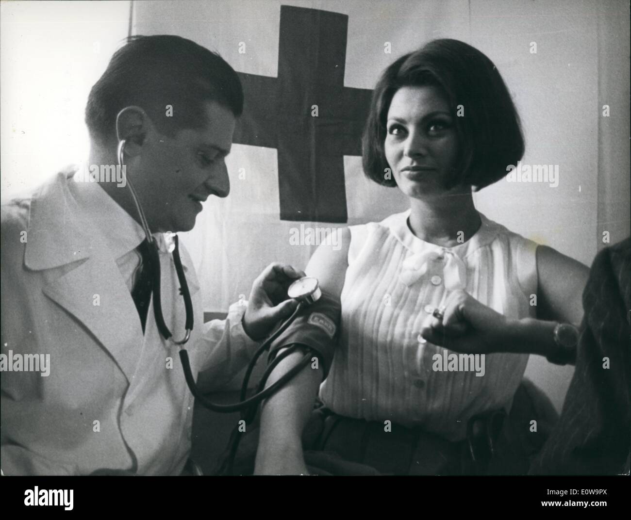 04 avril 1962 - Sophia Loren, accompagné par le réalisateur Vittorio De Sica, était présent à la ''Autometeca» - Pzza del Popolo, donnant le sang pour les hôpitaux. Rendezups de l'actrice's fans l'accueille, la meilleure actrice italienne qui a remporté l'Oscar ''1962' Banque D'Images