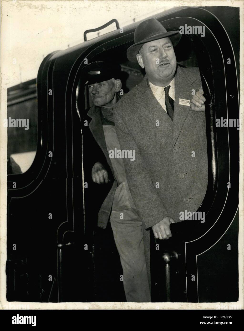 Avril 04, 1962 - British Railways chef prend un tour dans les bluebell railway d'ouvrir leur nouvelle station. : Dr Richard Beeching, ?24,00 par an patron des chemins de fer britanniques, aujourd'hui a pris un tour sur le rentable, en privé - ligne Bluebell appartenant à Sussex, pour ouvrir le tout dernier, la station de St Asaph s'arrêtent, entre Keyness Horsted et Sheffield Park, sur theirr - quatre milles de ligne unique voie. Le Dr Beeching vintage sont montés à bord d'un train à trois ponts, sur la promenade Sussex, siège de la Bluebell Railway, pour marquer l'ouverture de la saison d'été Banque D'Images