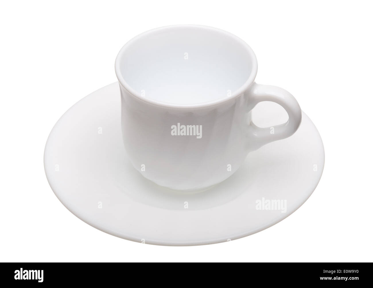 Tasse à café avec soucoupe blanc sur fond blanc, isolé Banque D'Images