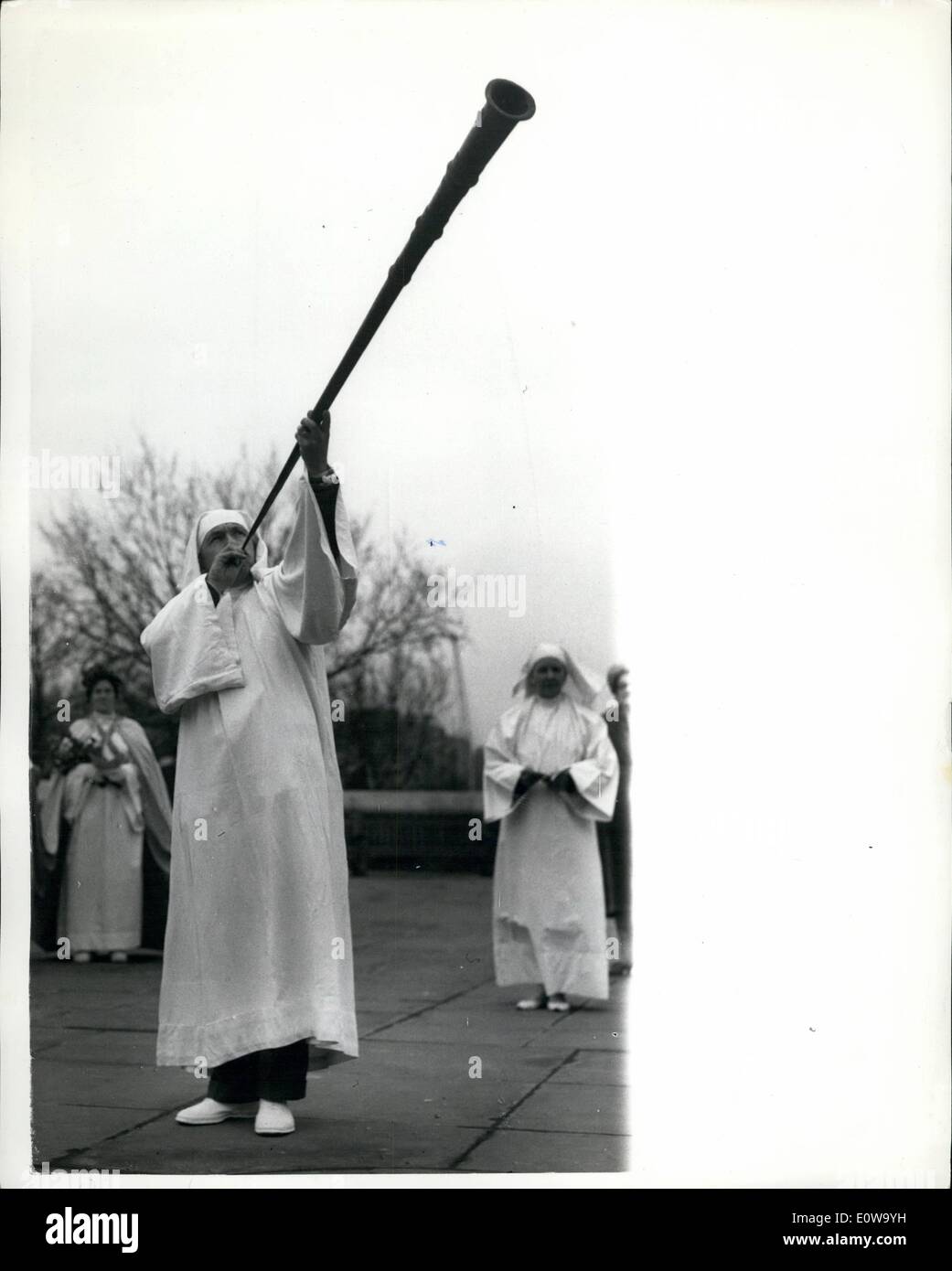 Mar. 03, 1962 - Druides grêle ressort avec cérémonie à Tower Hill le printemps dans la ville a été annoncée aujourd'hui lors de la white robed druides se sont réunies à la Tour de Londres pour leur cérémonie annuelle de l'Équinoxe de printemps du Soleil. La cérémonie est tenue à Tower Hill parce que les druides croient qu'il y a un ancien cimetière des Bretons sous la Tour Blanche. Photo montre : la longue corne est reproduit par l'un des Druides au cours de la cérémonie à Tower Hill aujourd'hui. Banque D'Images Mar. 03, 1962 - Druides grêle ressort avec cérémonie à Tower Hill le printemps dans la ville a été annoncée aujourd'hui lors de la white robed druides se sont réunies à la Tour de Londres pour leur cérémonie annuelle de l'Équinoxe de printemps du Soleil. La cérémonie est tenue à Tower Hill parce que les druides croient qu'il y a un ancien cimetière des Bretons sous la Tour Blanche. Photo montre : la longue corne est reproduit par l'un des Druides au cours de la cérémonie à Tower Hill aujourd'hui. Banque D'Images