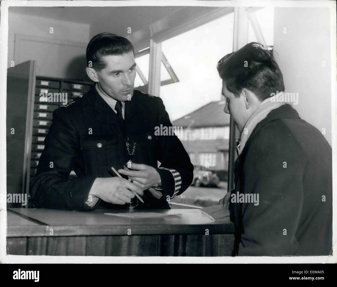 Mar. 03, 1962 - PREMIER ''one-man'' DE POLICE A OUVERT SES PORTES EN ''MIN'' ZONE : un nouveau one-man de police - le premier dans la zone métropolitaine - a été inaugurée ce matin à New Addington, Surrey. Elle sera ouverte de 9 h à 20 h tous les jours. Il dispose d'une salle de détention, et une salle privée pour les repas du policier. Un téléphone est dans le porche en libre utilisation par les membres du public - par lequel ils peuvent communiquer avec la station de police Groydon - direct.. Photo : Keystone montre- P.G. Noel Dyble qui est en charge de l'homme-station - prend ses premières mentions ''client''- qui signale un vol de cycle. Banque D'Images