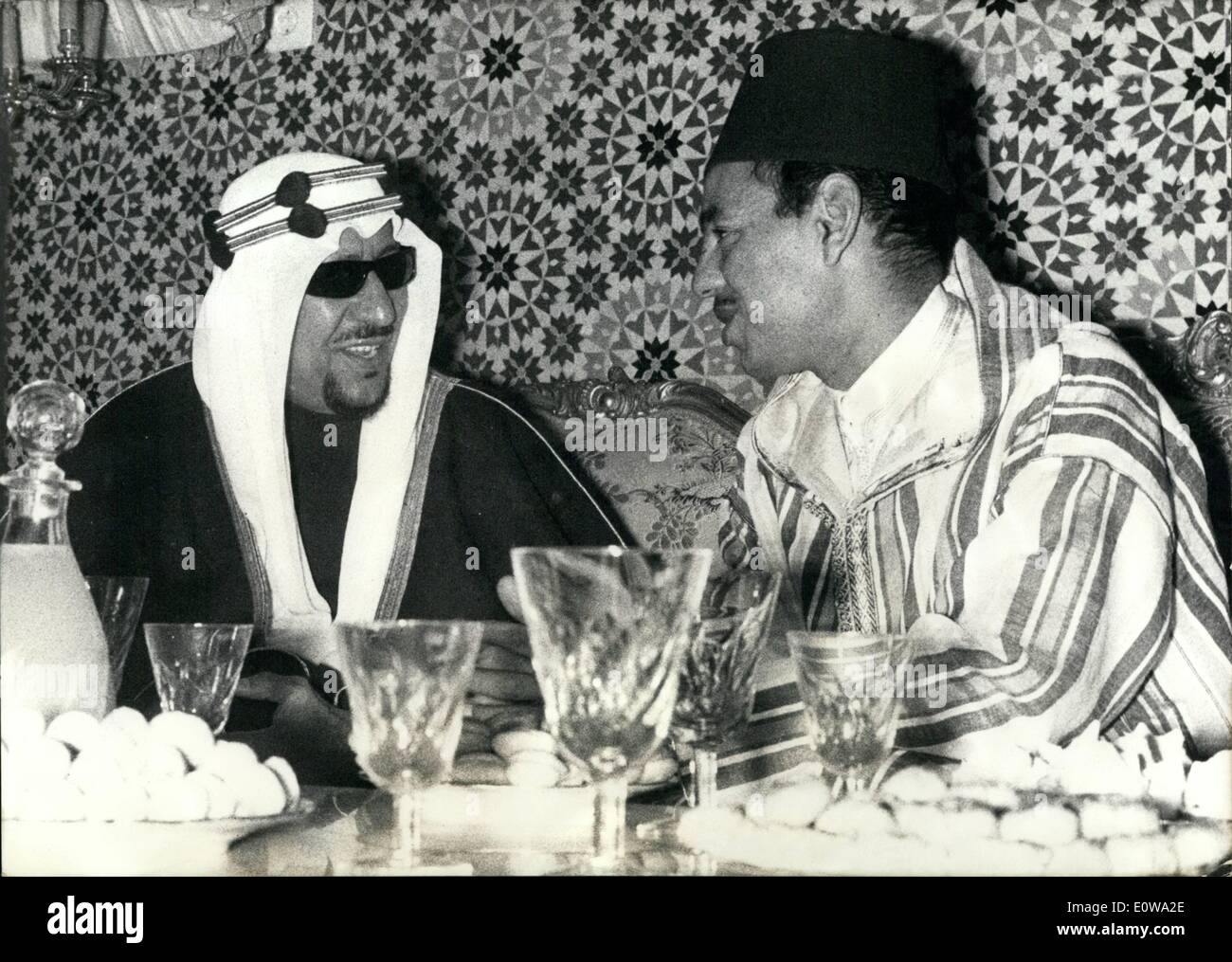 Mar. 03, 1962 - visites du Roi Saoud Le Roi Hassan : Le Roi Hassan II du Maroc -droite- qui pourrait célébrer le 3 mars le premier anniversaire de son couronnement a reçu dans son palais à Rabat à gauche du Roi Saoud d'Arabie Saoudite qui est venu pour une visite d'État au Maroc. Banque D'Images