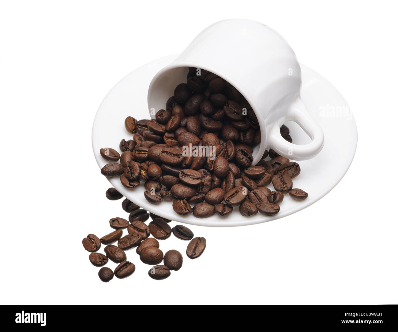 Tasse blanche avec des grains de café sur un fond blanc, isolé Banque D'Images