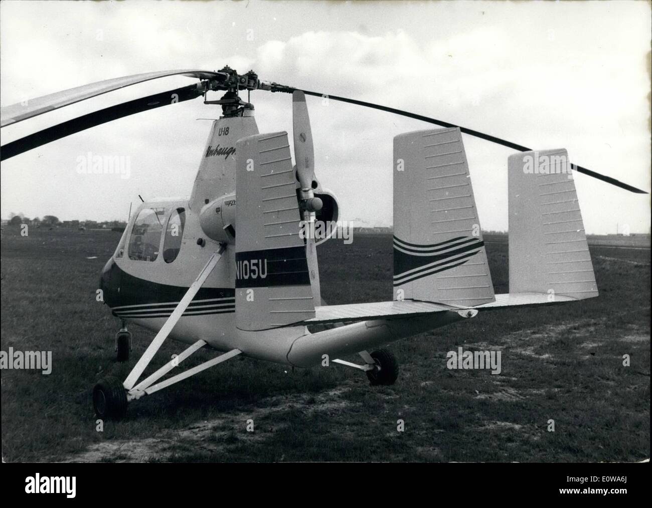 Avril 04, 1962 - La sensation dans le transport aérien : est le FLYMOBIL U 18. L'hélicoptère est particulièrement qualifié pour interworks vols d'administration technique et commercial, pour les vols de la vente et les ingénieurs de projets et des architectes et des contremaîtres de l'Assemblée, pour la réparation et les pièces de service dans l'industrie, contrôle et service des pipelines et les lignes à longue distance, transport urgent de médicaments, navire-terre service en zone côtière, la photographie, le sport et l'unité de vol de et pour les aéroports et les endroits inaccessibles de manière mountain-hôtels, les îles etc. Banque D'Images