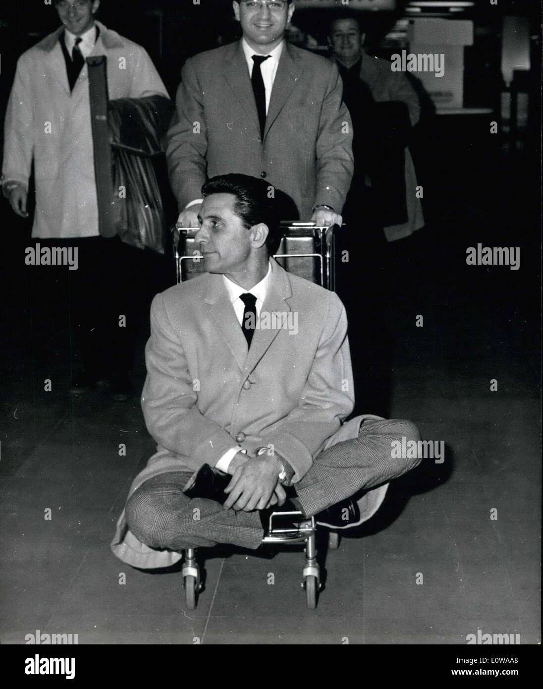 Mar 08 1962 Gilbert Becaud Photo De Gauche Italie Ce Matin Pour Un Tour Dans Lequel Il Chantera Huit Nouvelles Chansons Il Est Toujours Photo Stock Alamy