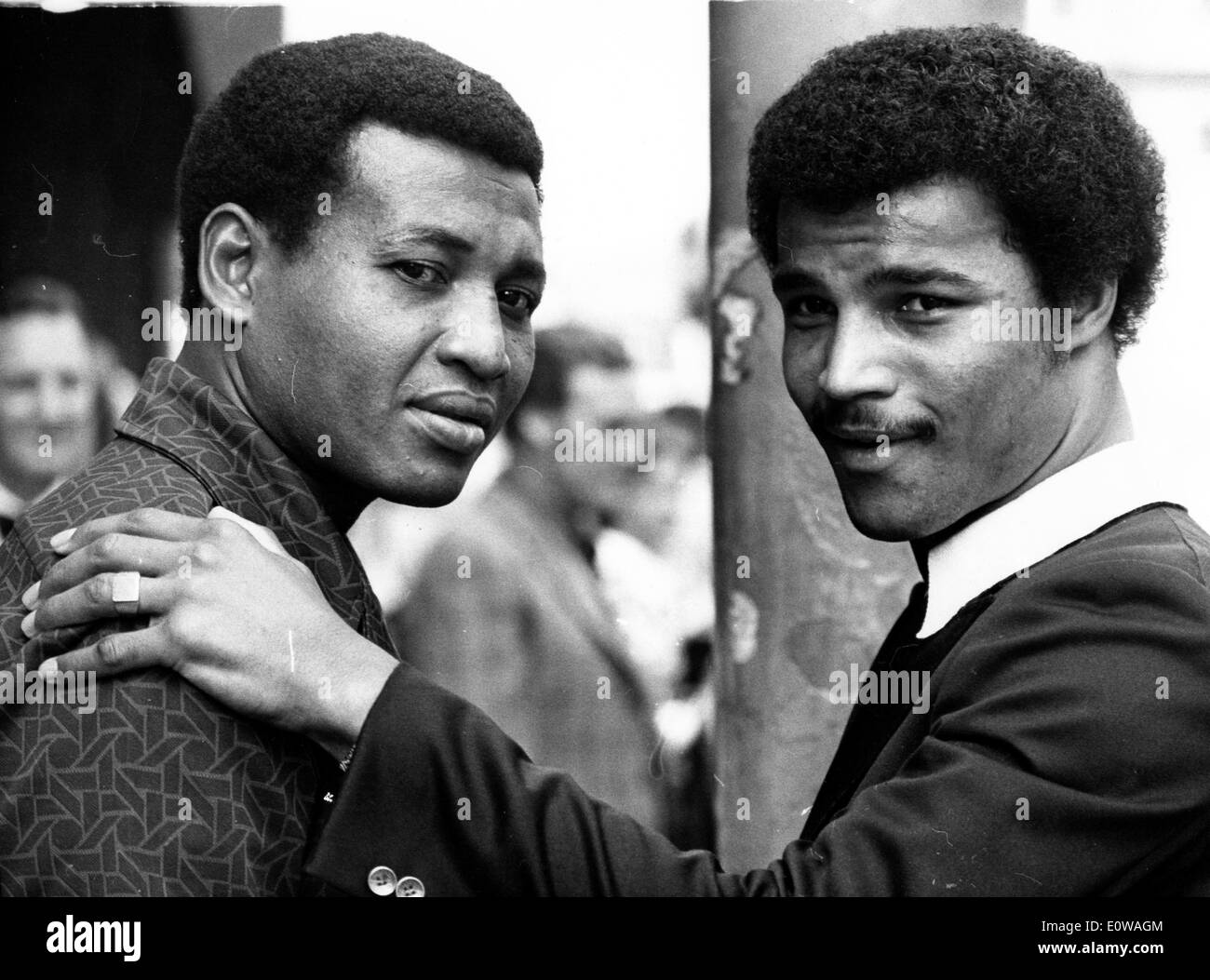 John Conteh boxer avec un ami Banque D'Images