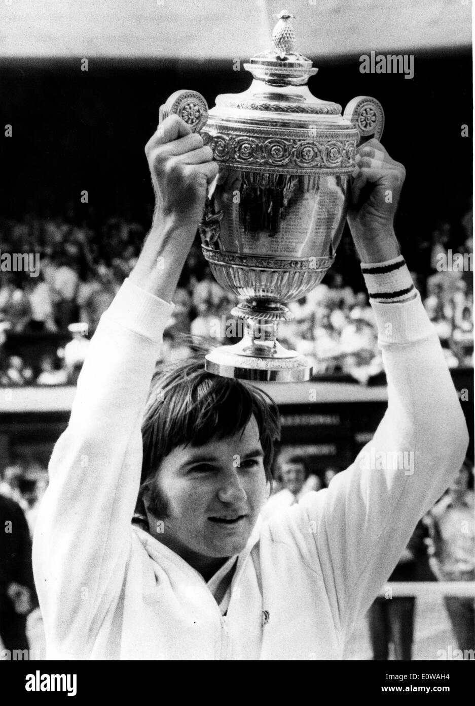 Joueur de tennis Jimmy Connors présente le trophée de Wimbledon Banque D'Images