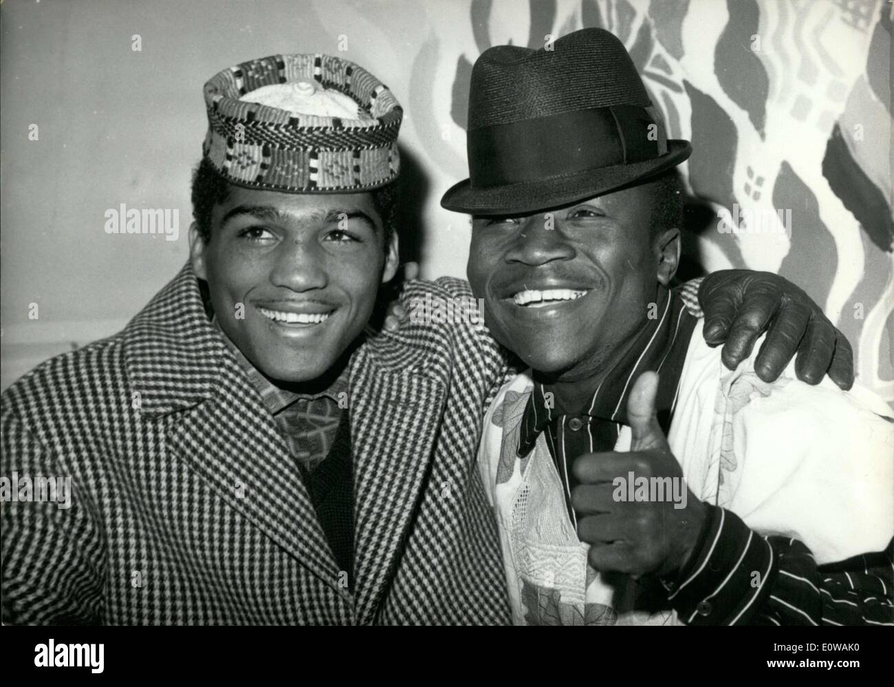 Mar. 26, 1962 Ultiminio - ''Sugar'' Ramos (à gauche) et Joe Rafiu King (à  droite) ont échangé leurs chapeaux ce matin pendant leur peser-ins Photo  Stock - Alamy