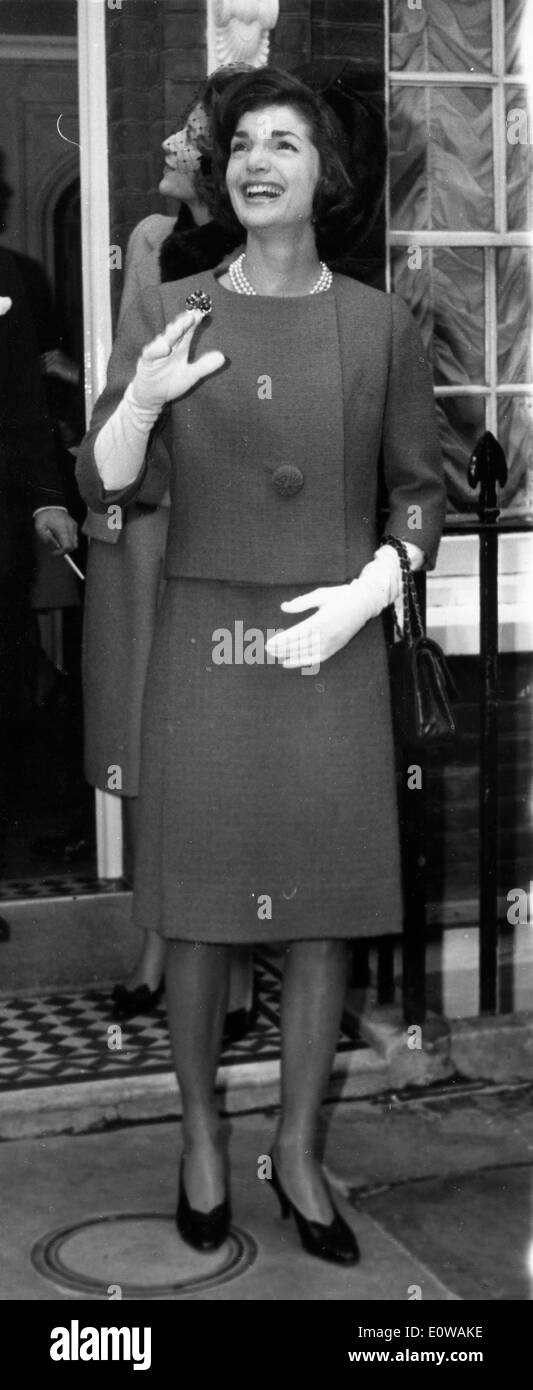 La Première Dame Jackie Kennedy après le déjeuner avec la Reine Banque D'Images