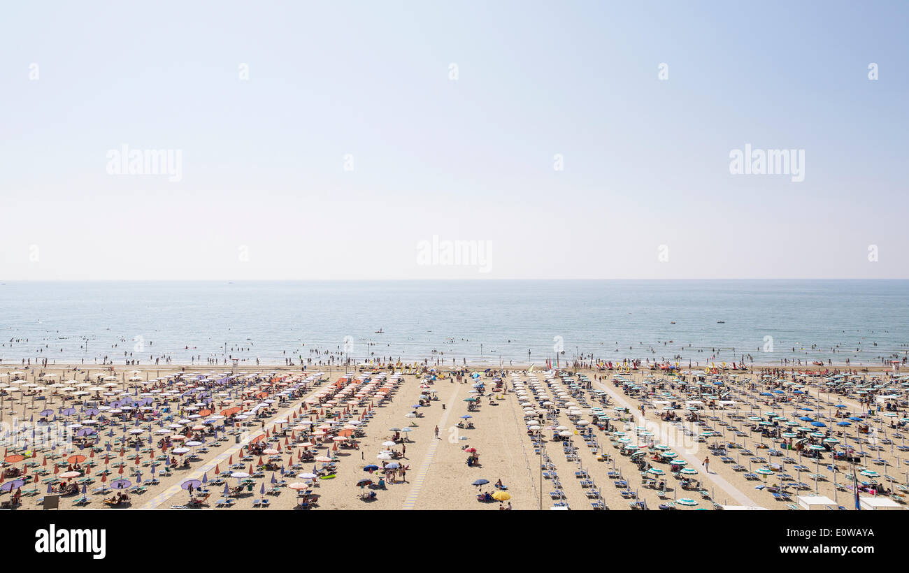 Vue sur une plage avec parasols et chaises longues dans le matin, 10 h, image 5 de 9, Lignano Sabbiadoro, Udine province Banque D'Images