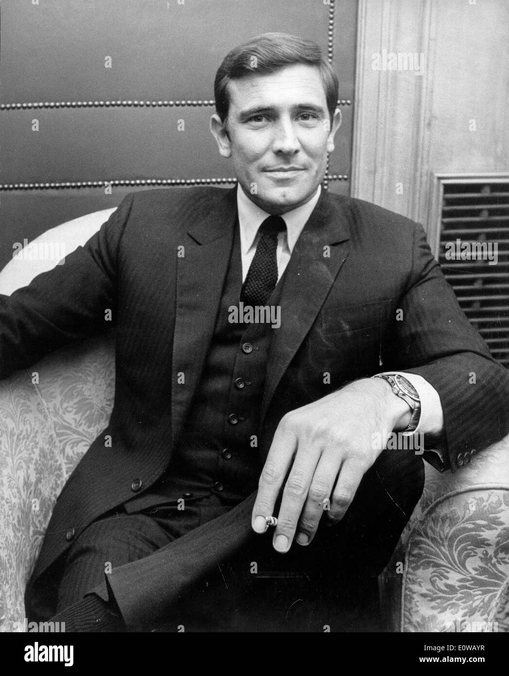 George Lazenby se détendre dans une chaise Banque D'Images