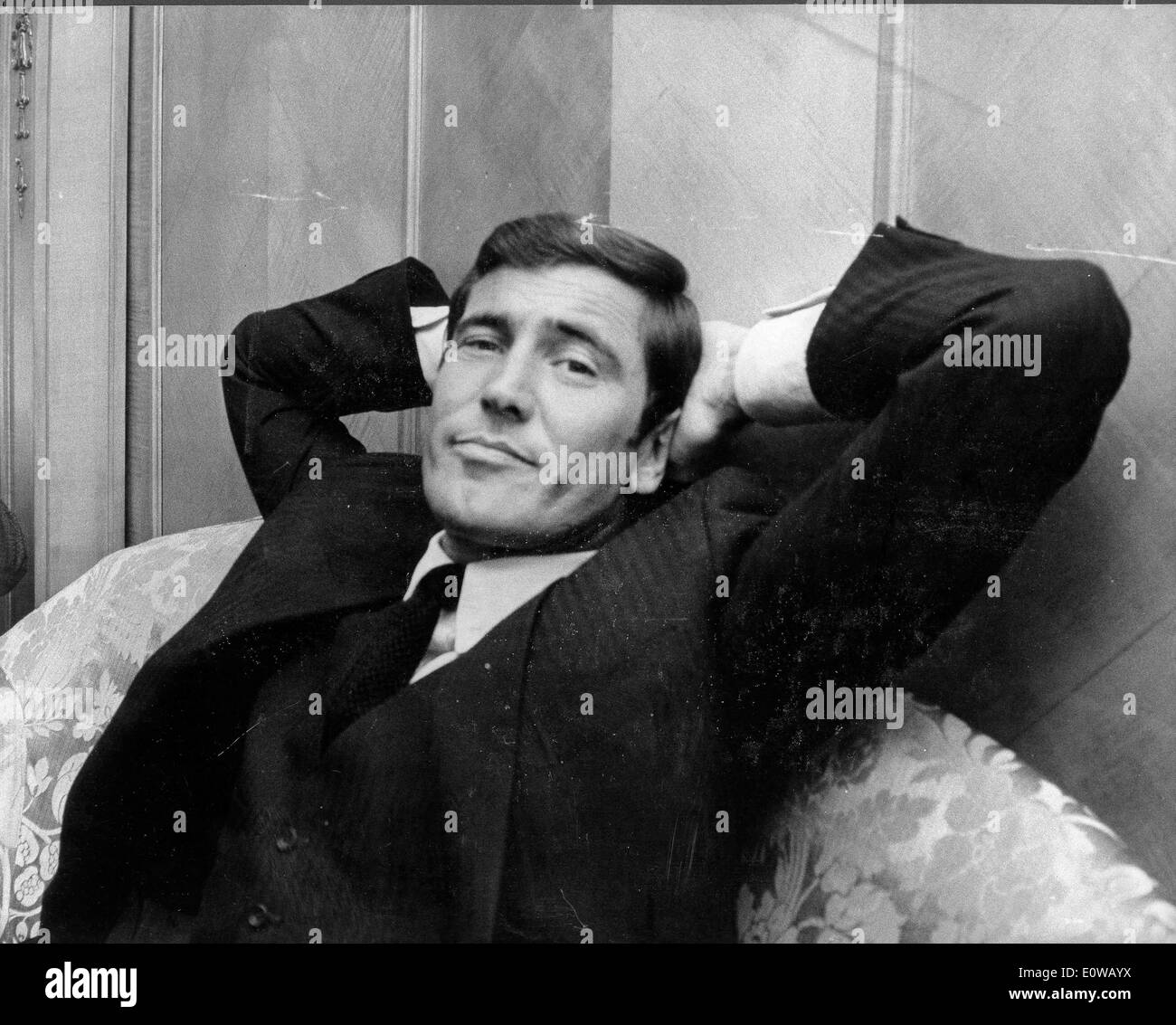 George Lazenby se détendre dans une chaise Banque D'Images