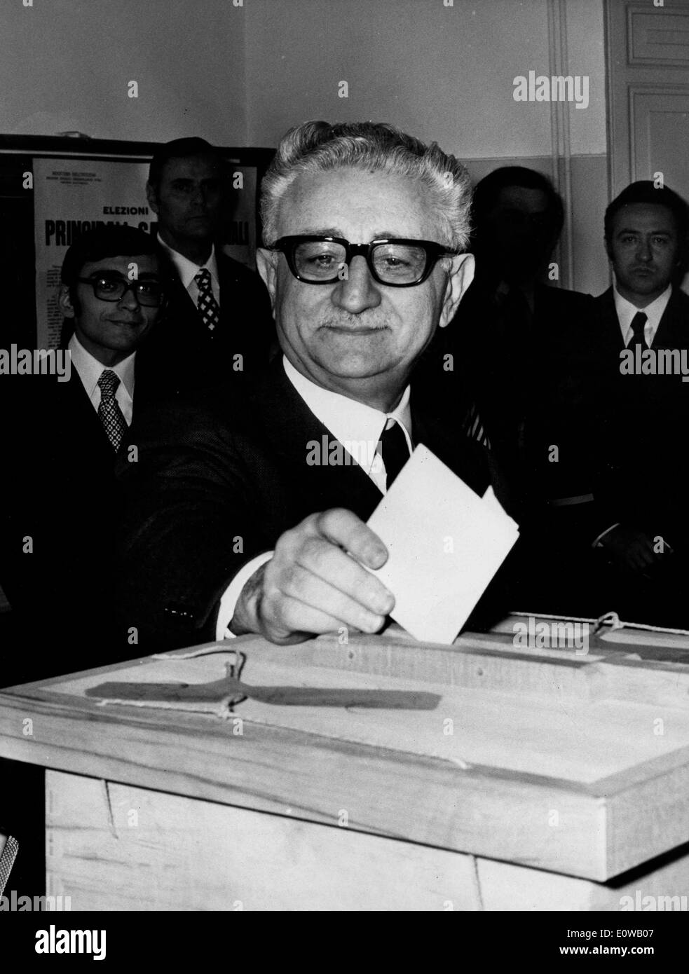 Le Président Giovanni Leone voix au bureau de vote Banque D'Images