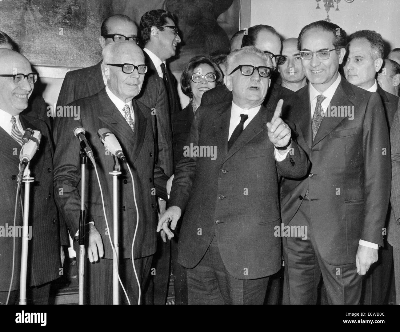 Giovanni Leone donne aux discours après élu Président Banque D'Images