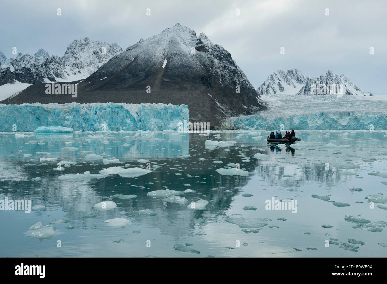 Les touristes dans un canot en caoutchouc à l'avant de la jante de l'Monacobreen Liefdefjorden, Glacier, Spitsbergen, Svalbard Islands Banque D'Images