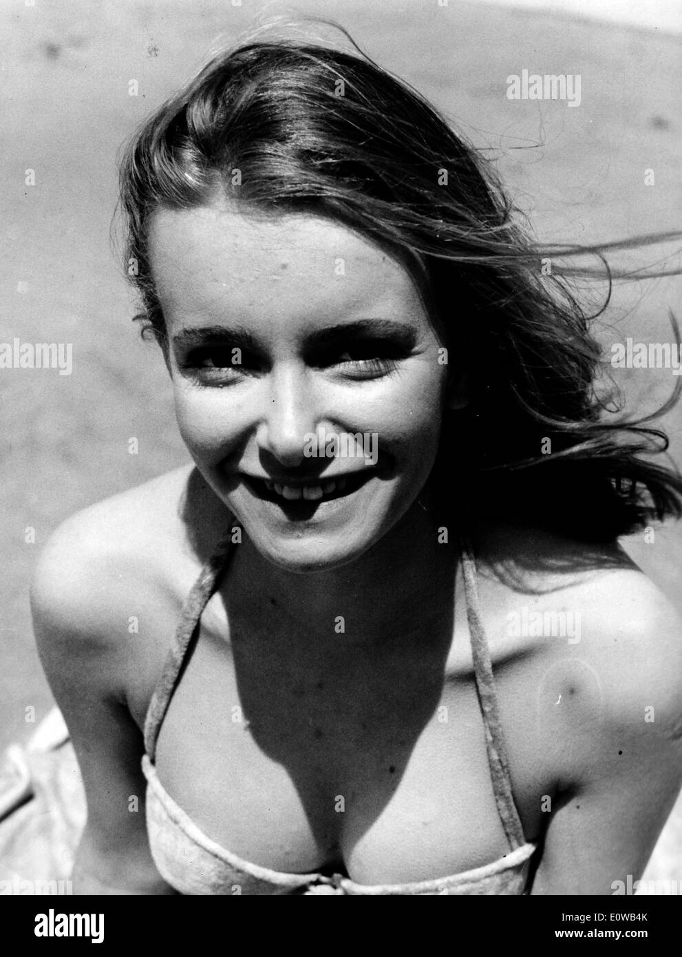 L'actrice Valeria Ciangottini assis sur la plage Banque D'Images