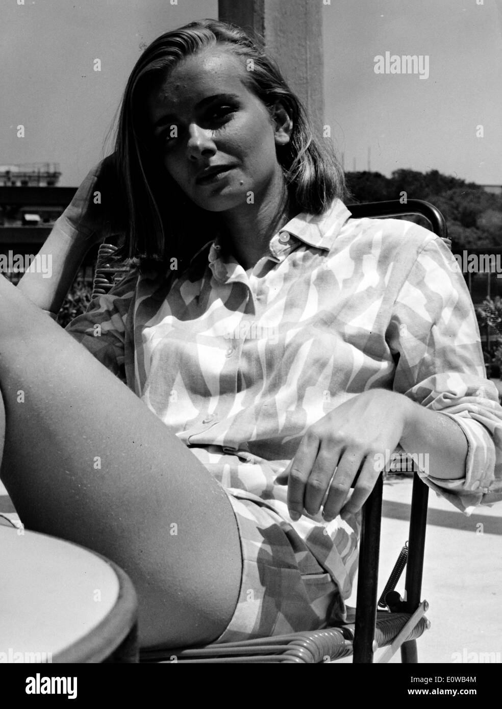 L'actrice Valeria Ciangottini assis sur un patio Banque D'Images