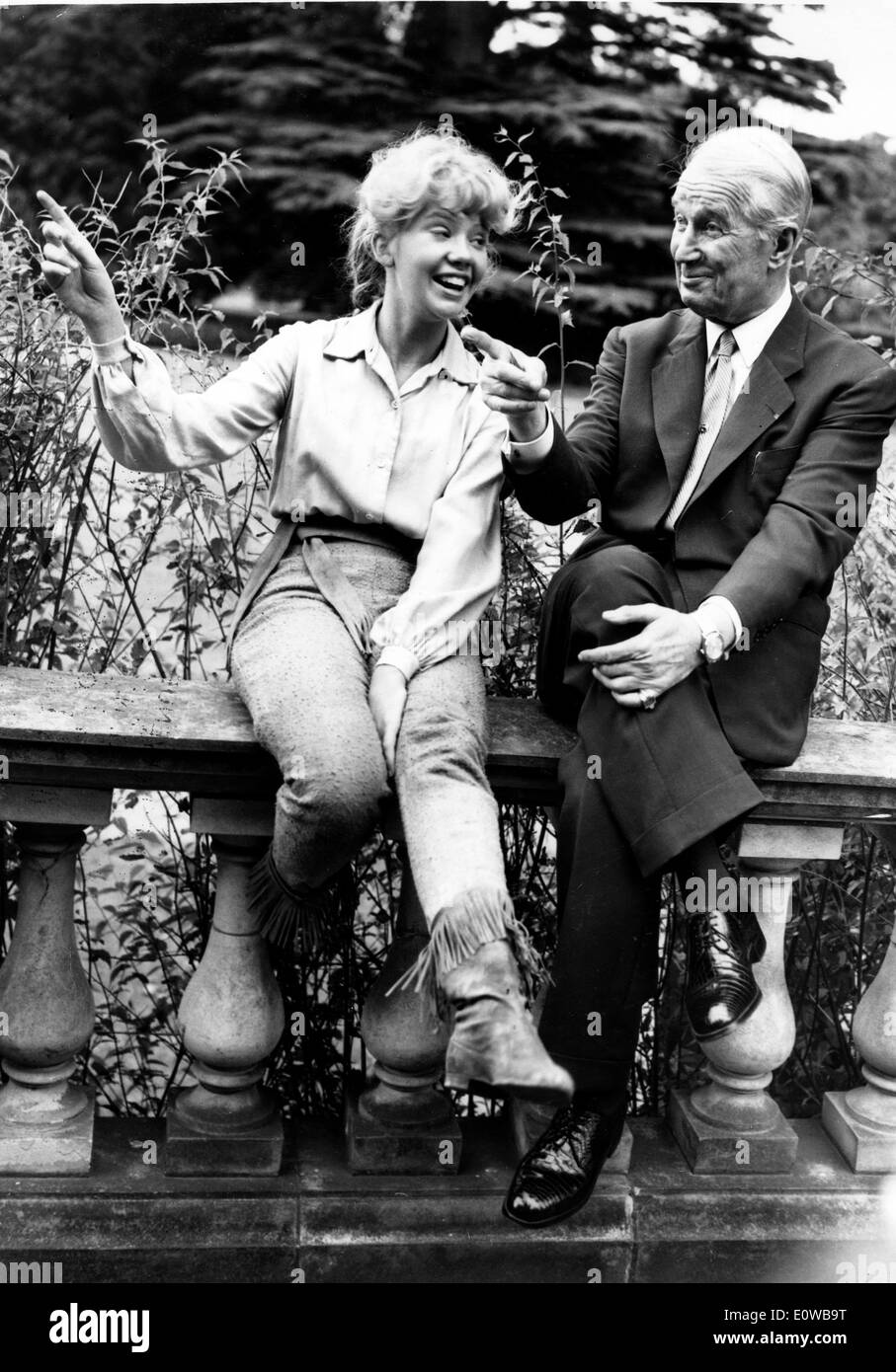 Maurice Chevalier Acteurs et Leslie Caron partager un rire Banque D'Images