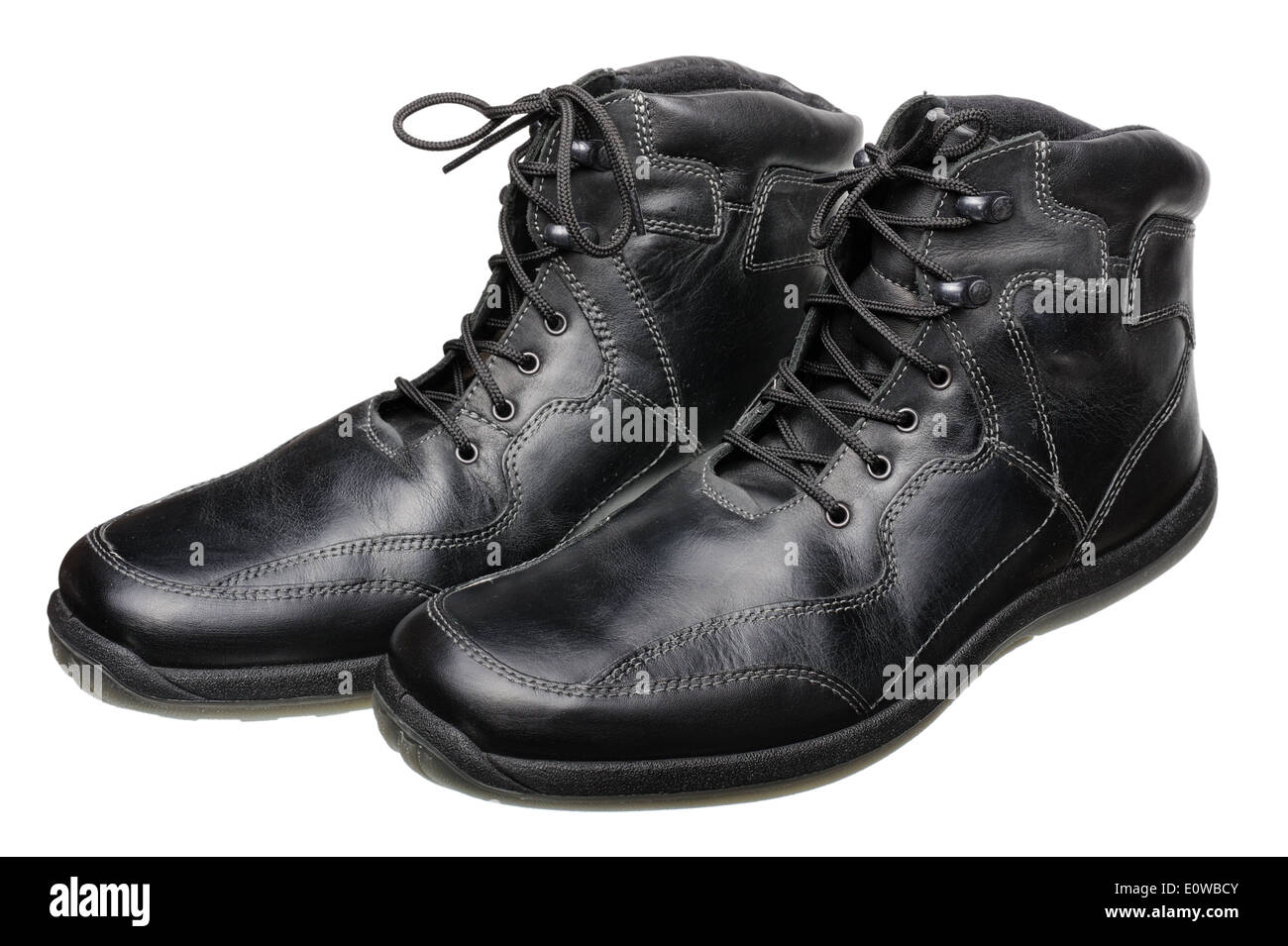 Hommes chaussures en cuir noir avec lacets, isolé sur un fond blanc. Banque D'Images